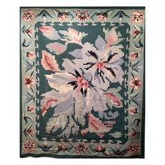 Kilim carré à motifs floraux dans les couleurs pastel vert, ivoire, rose