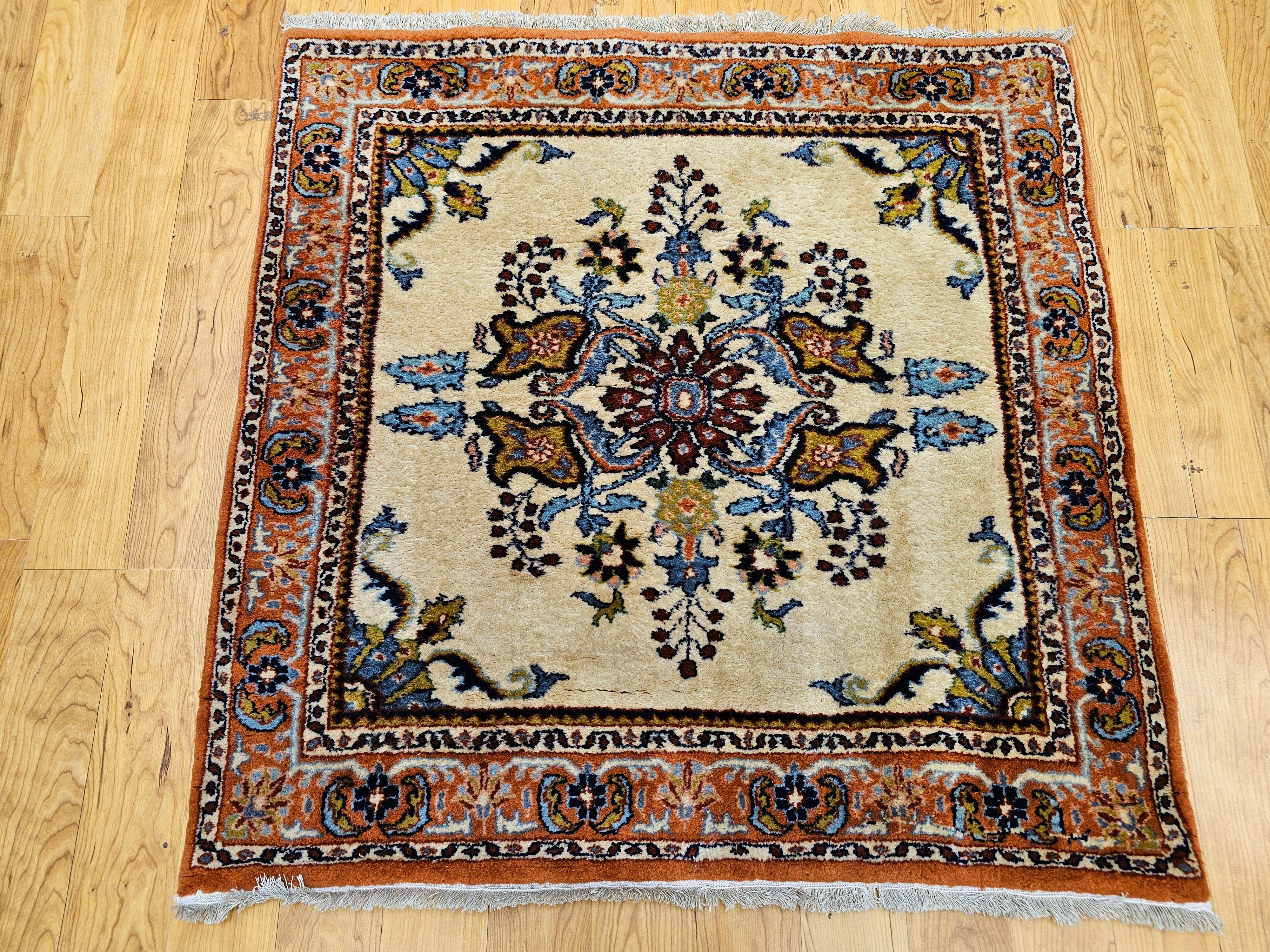 Tappeto persiano Bakhtiari vintage di dimensioni quadrate con motivo floreale e sfondo avorio.  Il tappeto presenta un campo a 