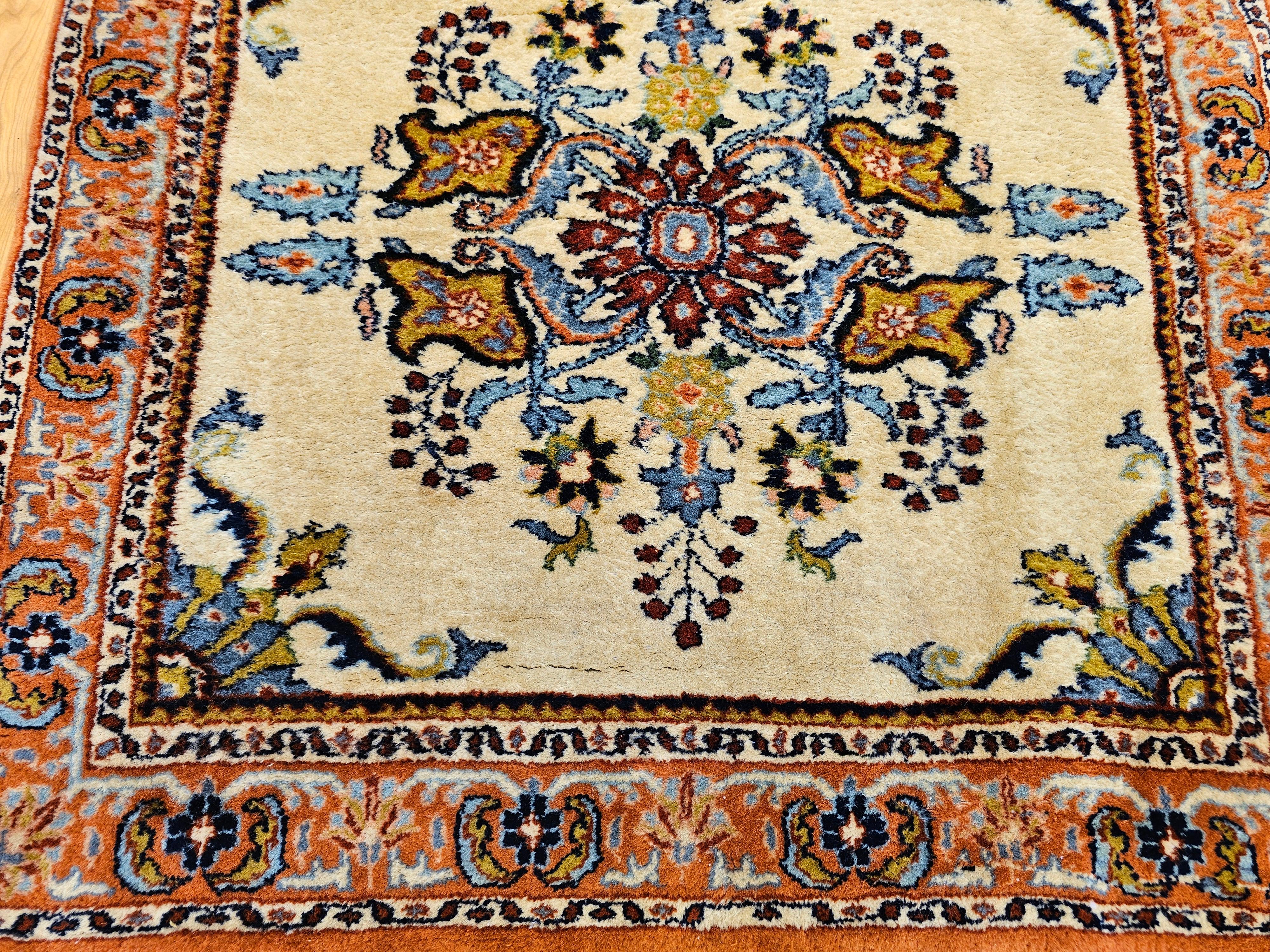 Persiano Bakhtiari persiano vintage di dimensioni quadrate in vendita