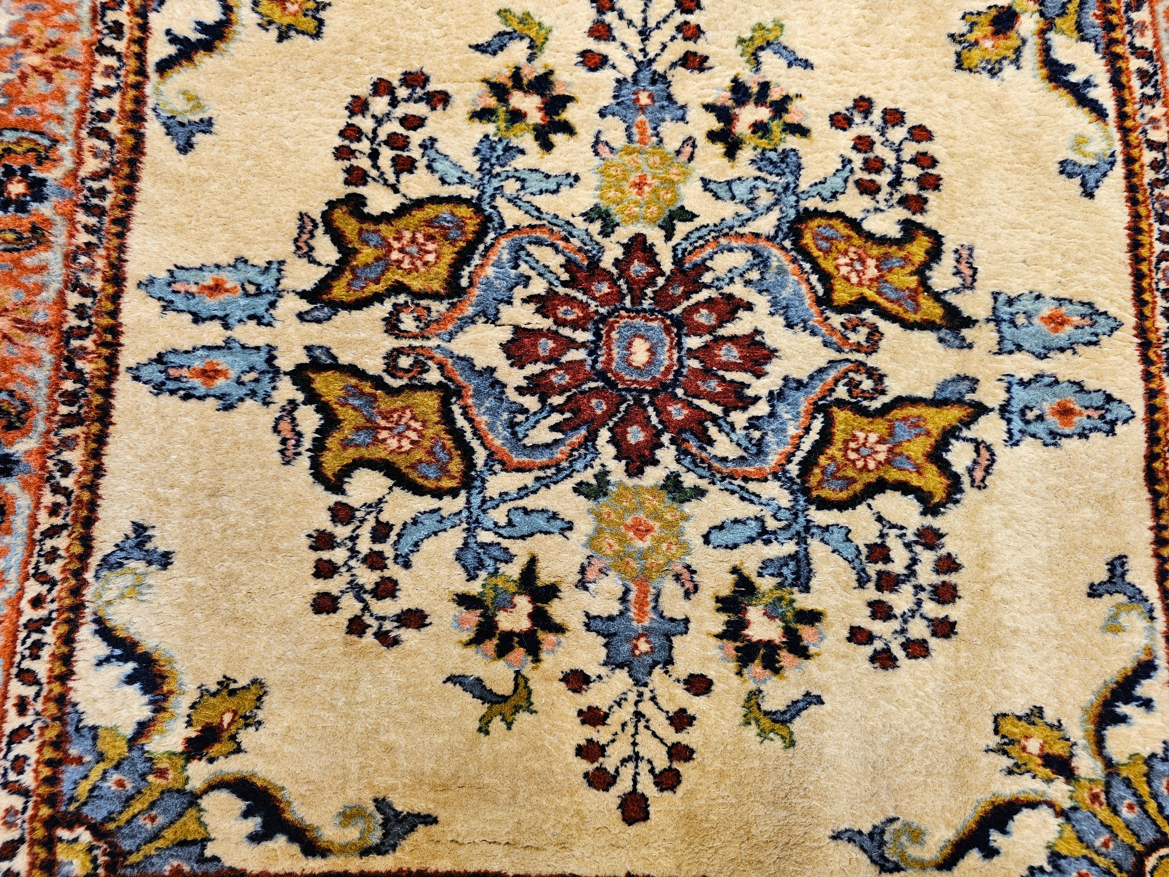 Annodato a mano Bakhtiari persiano vintage di dimensioni quadrate in vendita