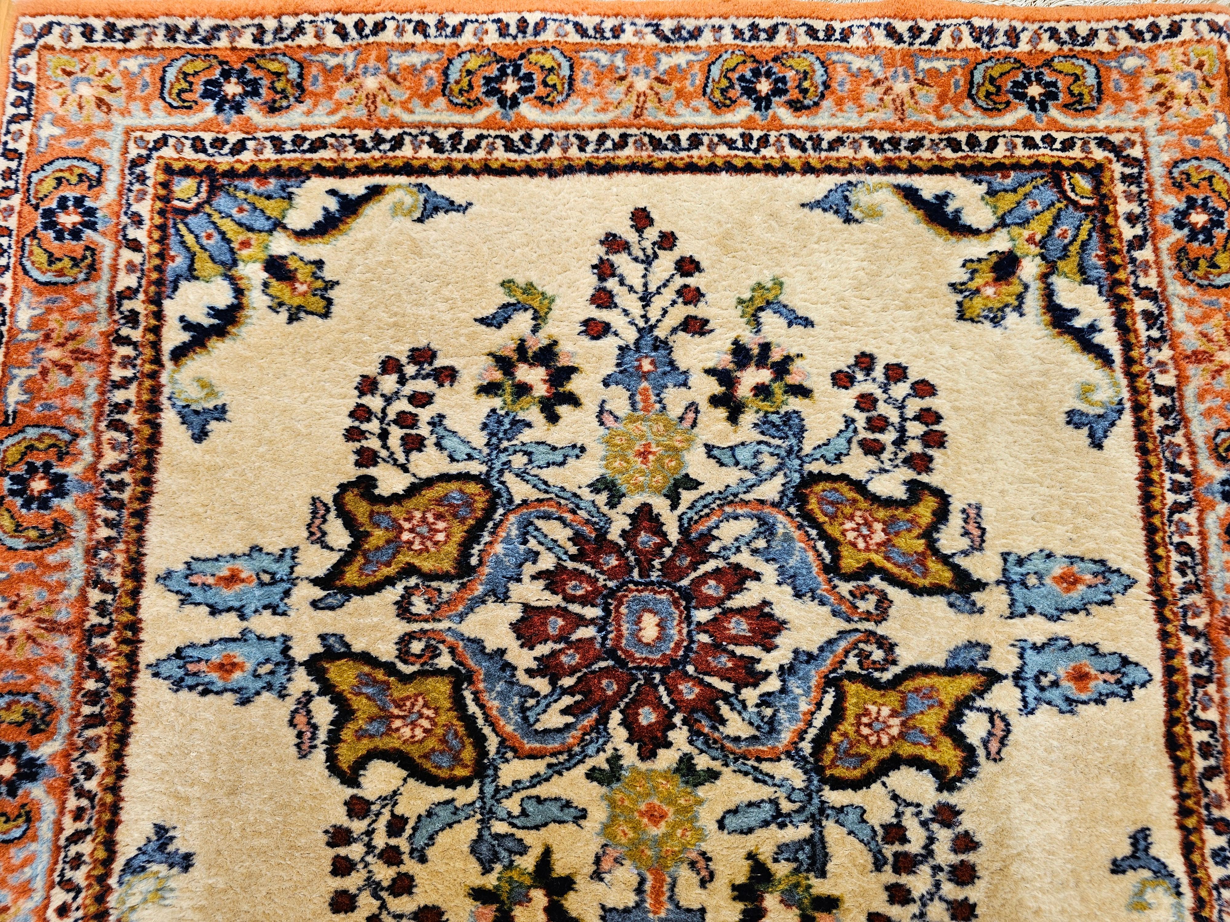 Bakhtiari persiano vintage di dimensioni quadrate In condizioni buone in vendita a Barrington, IL