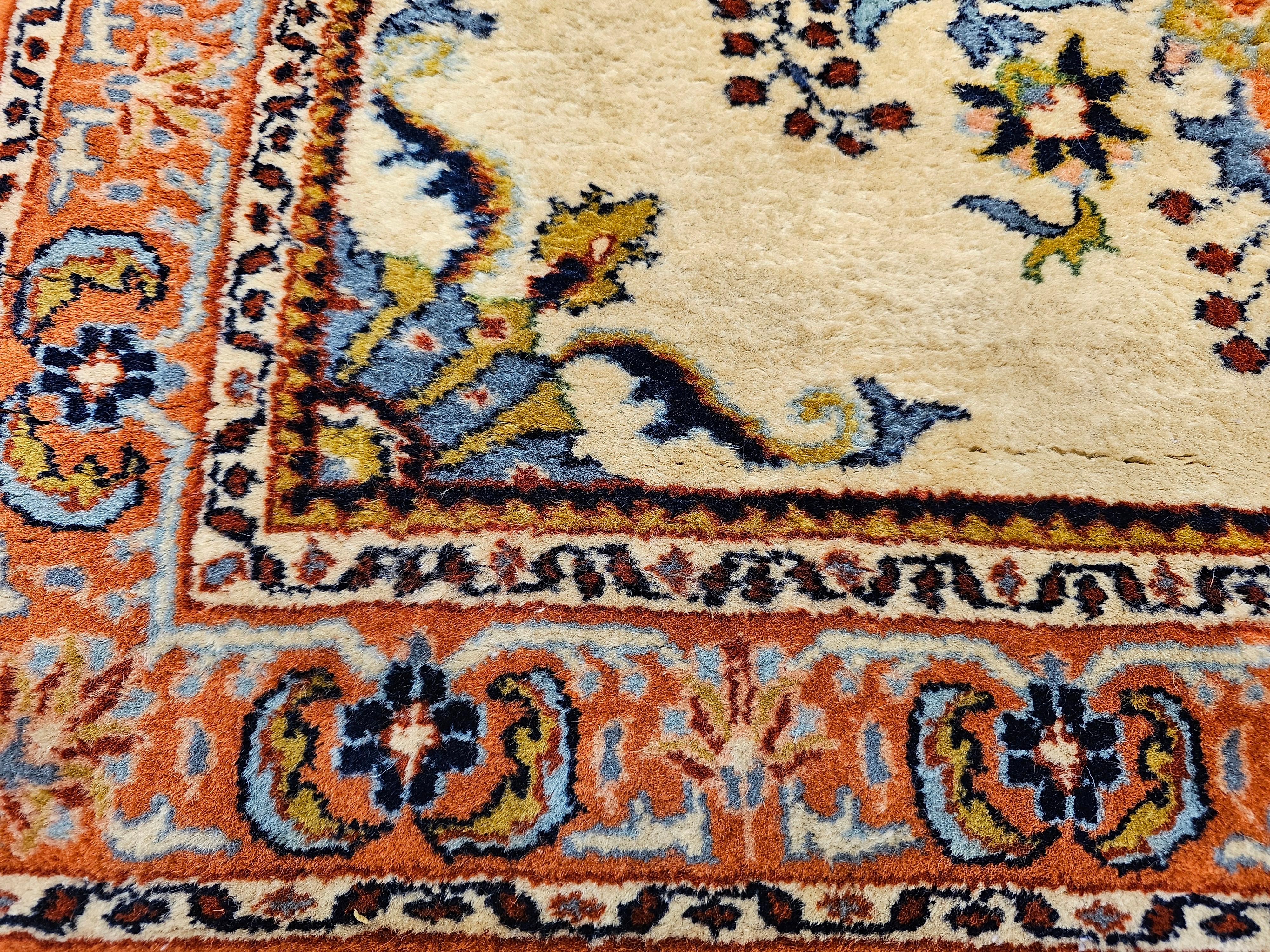 XX secolo Bakhtiari persiano vintage di dimensioni quadrate in vendita