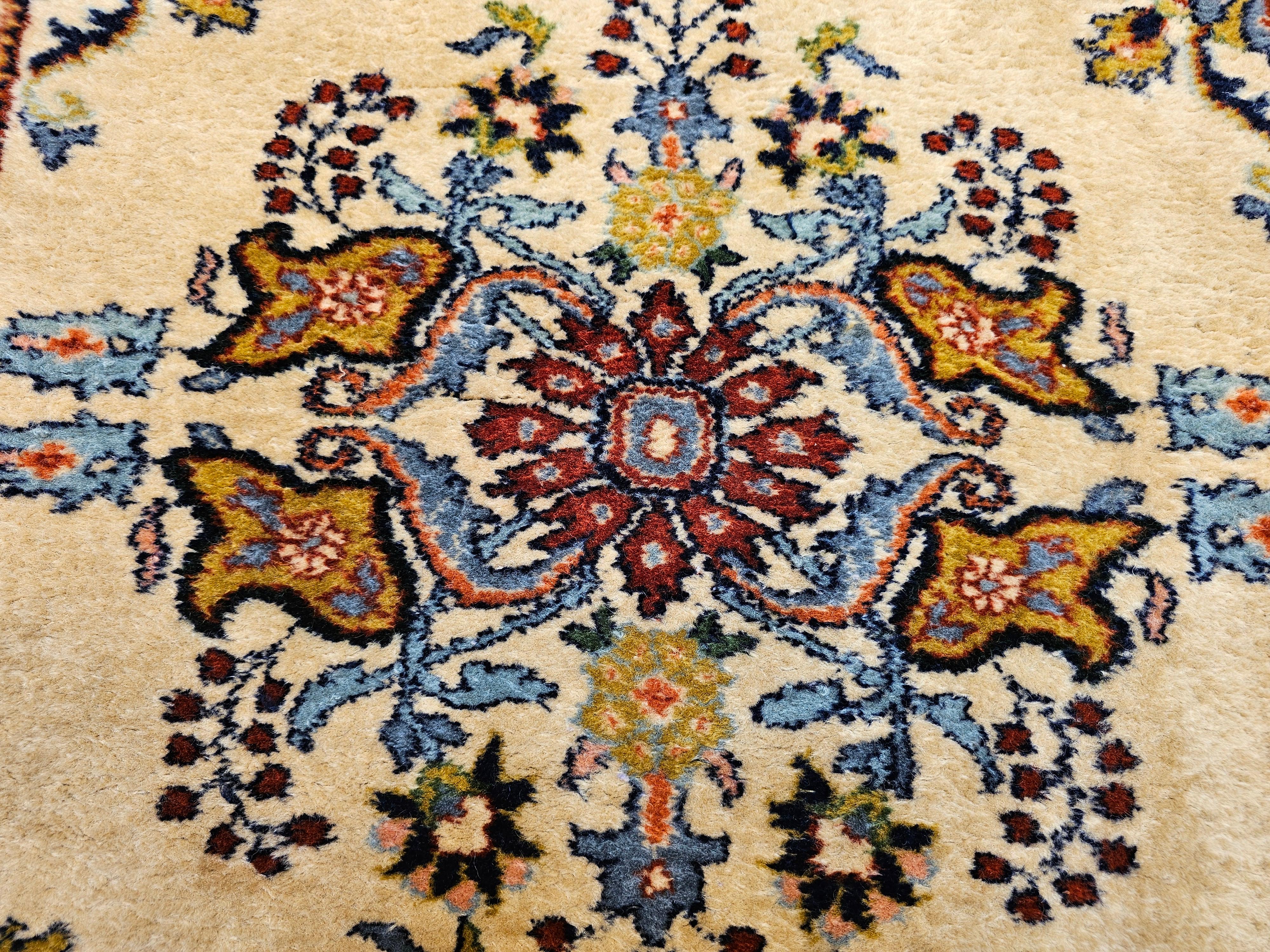 Lana Bakhtiari persiano vintage di dimensioni quadrate in vendita