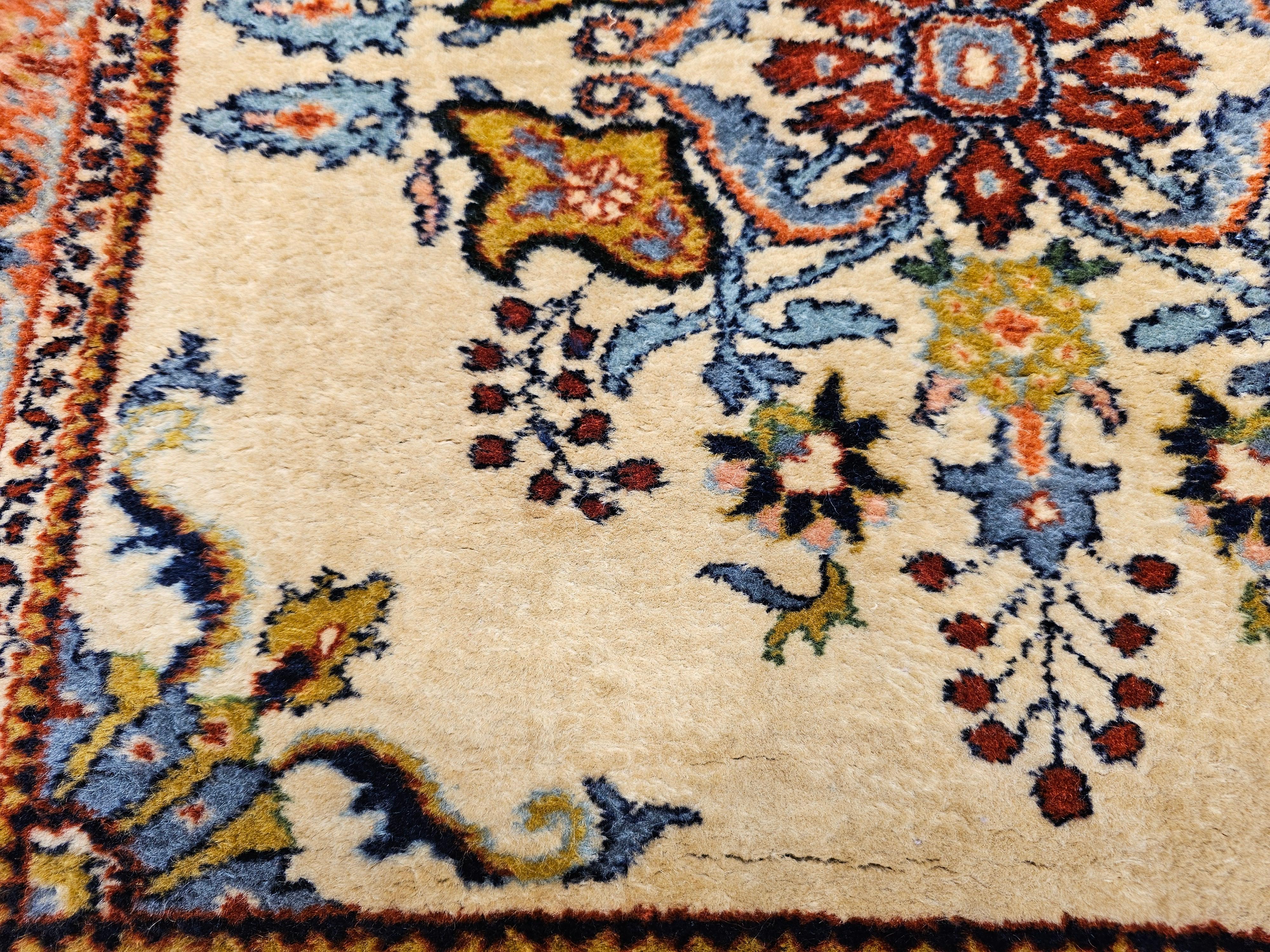 Bakhtiari persiano vintage di dimensioni quadrate in vendita 1