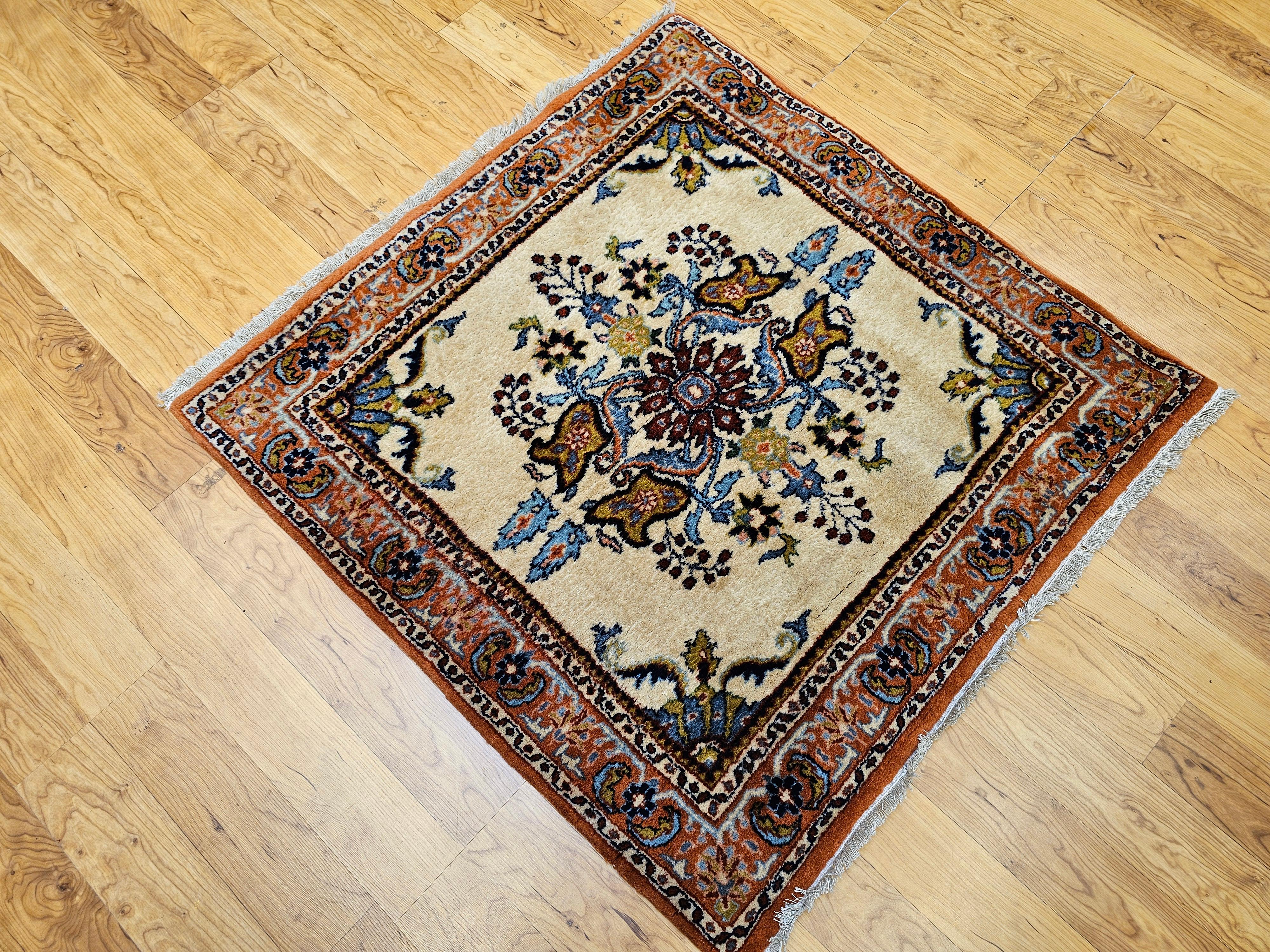 Bakhtiari persiano vintage di dimensioni quadrate in vendita 2