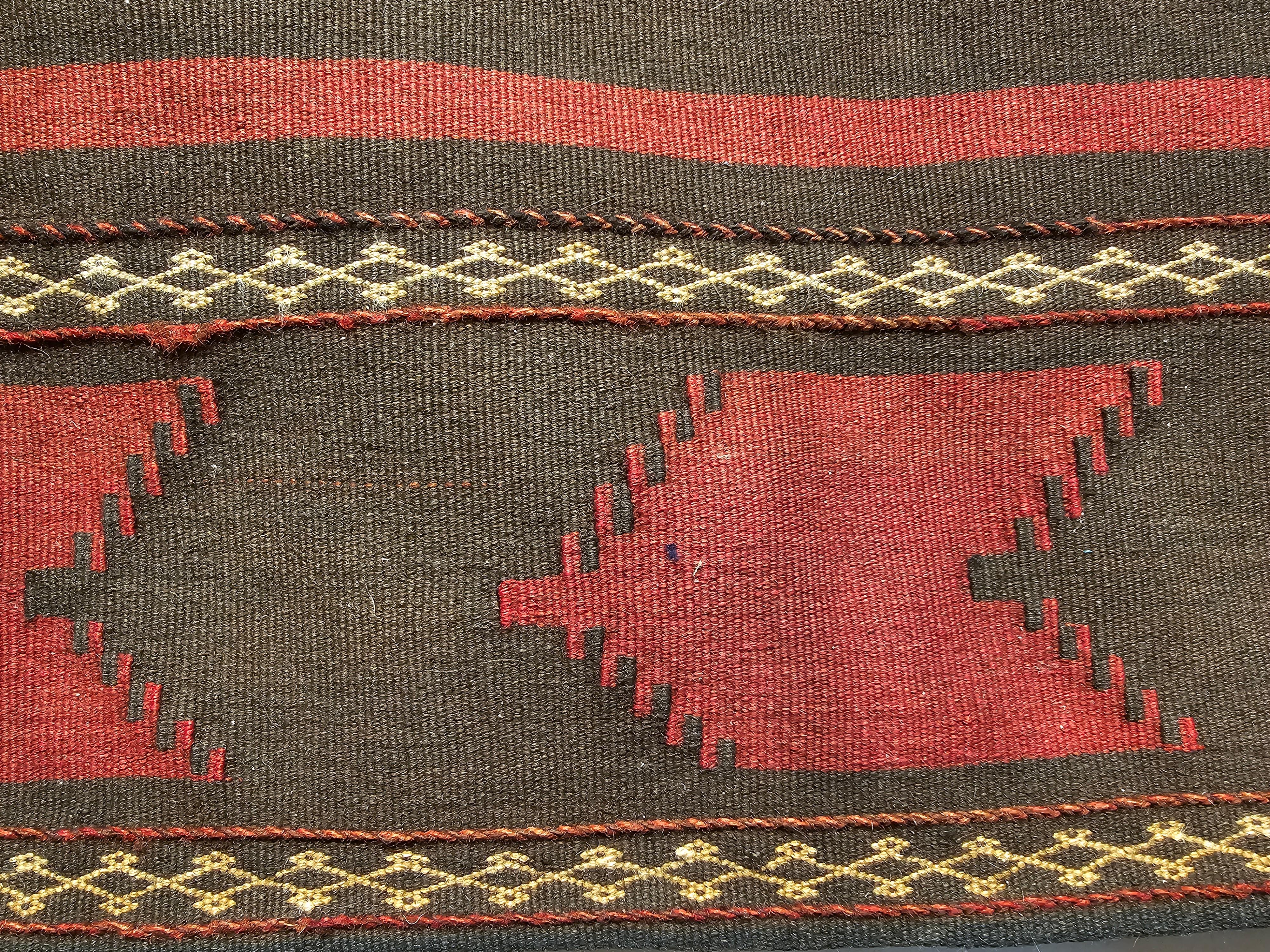 Kilim Persa Tribal Baluch Sofreh Vintage de Tamaño Cuadrado en Marrón, Rojo Oscuro y Marfil siglo XX en venta