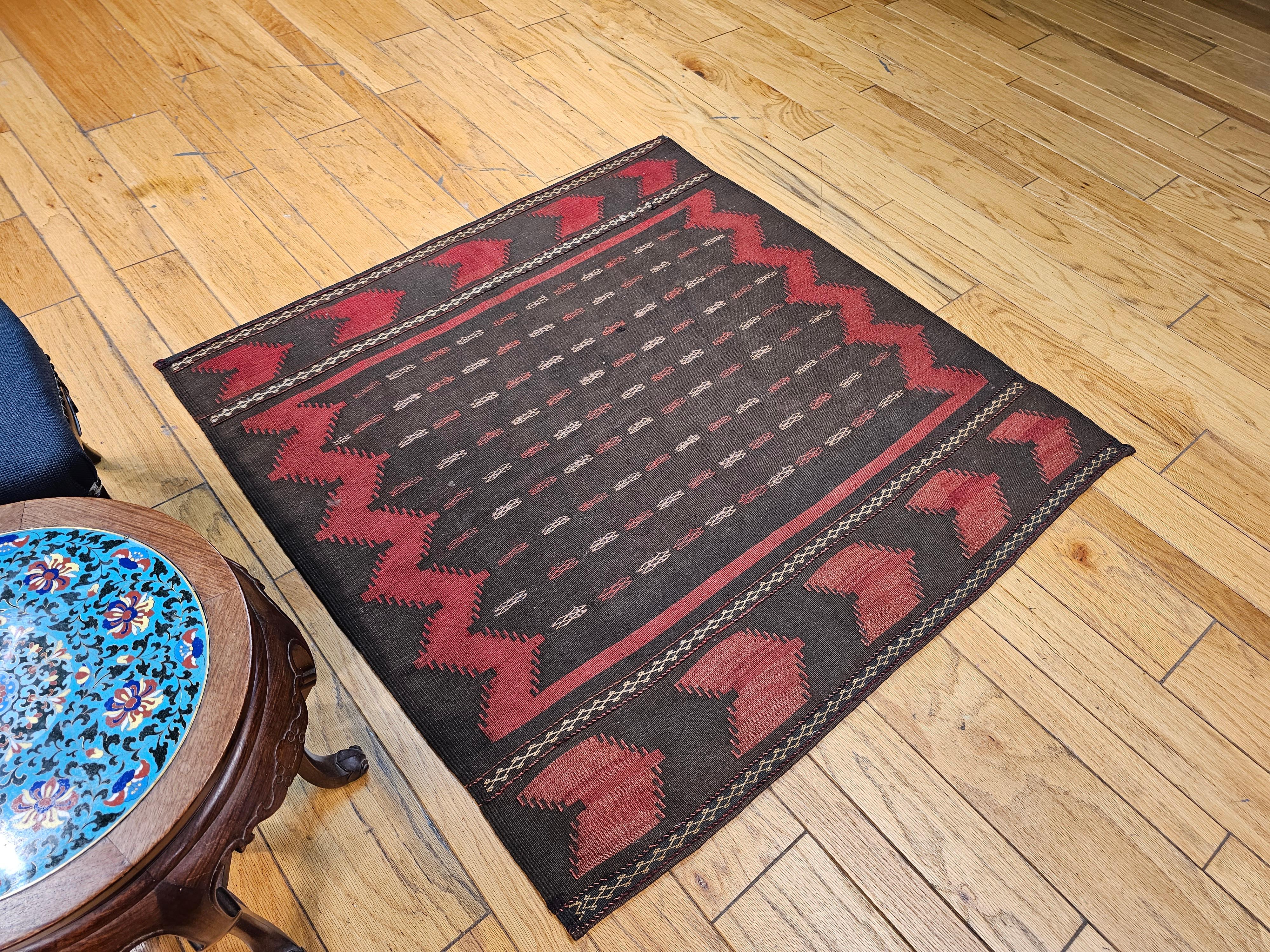 Kilim Persa Tribal Baluch Sofreh Vintage de Tamaño Cuadrado en Marrón, Rojo Oscuro y Marfil en venta 3
