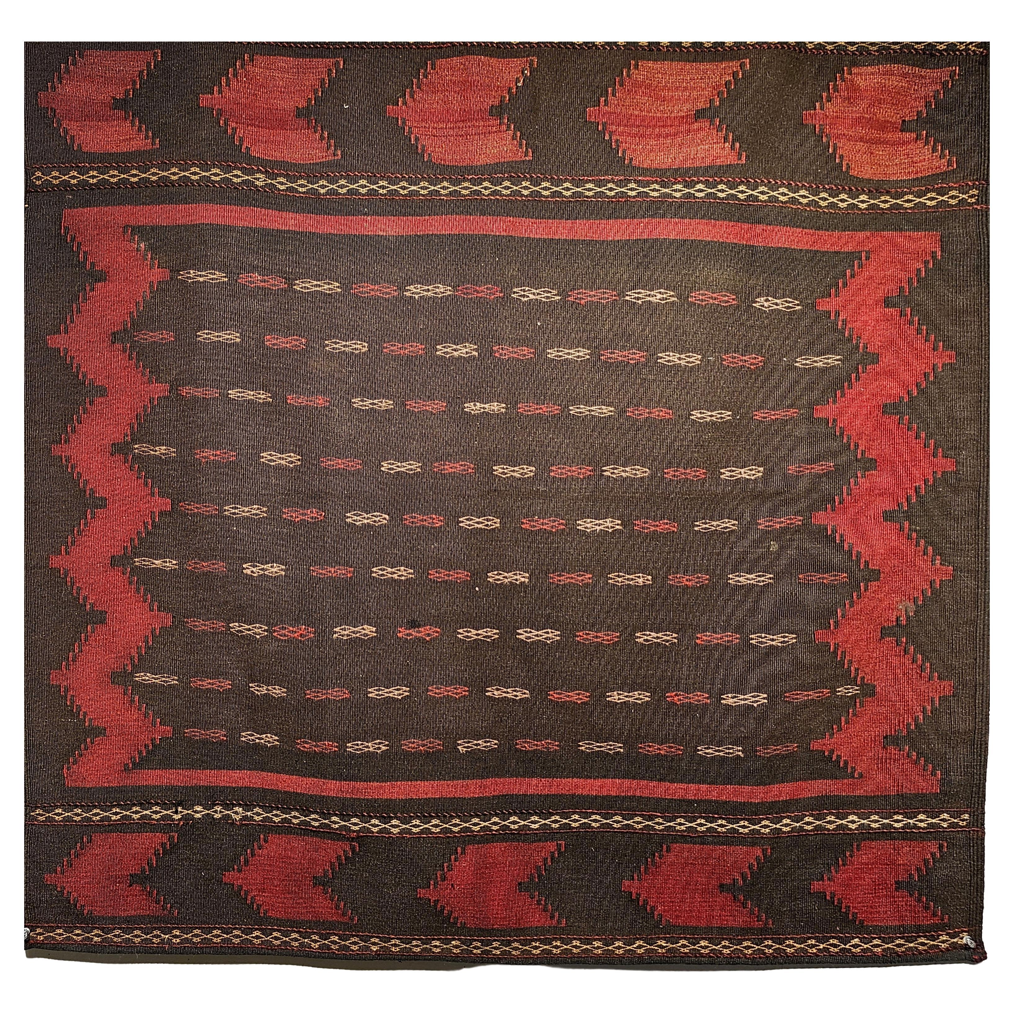 Vintage Quadratische Größe Persisch Stammes Baluch Sofreh Kilim in Brown, Dunkelrot, Elfenbein