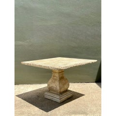 Mesa de comedor vintage con pedestal y tablero cuadrado de piedra
