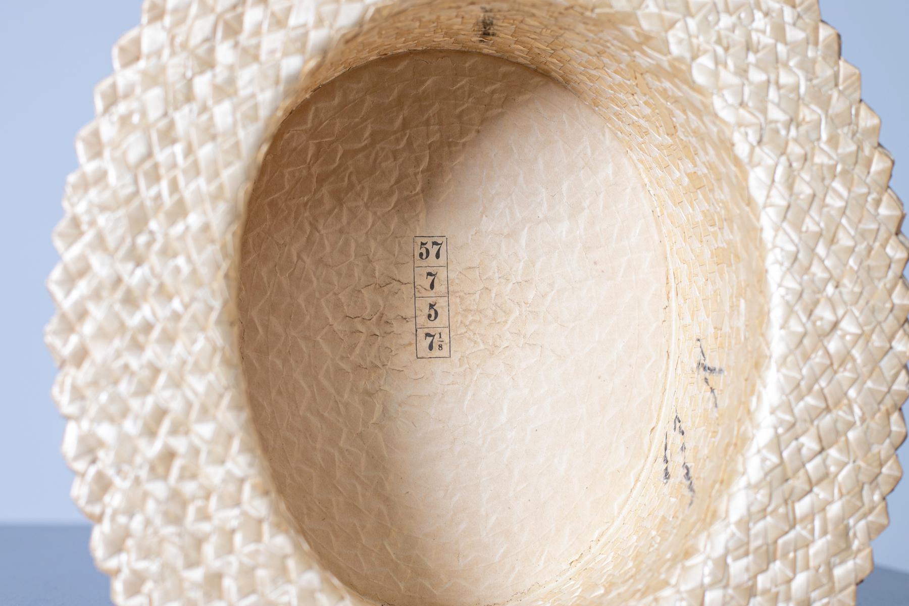 Schöner gelber Strohhut aus den 1990er Jahren, feine italienische Herstellung.
Der Hut ist ganz aus Stroh und hat eine quadratische Form.
Die Kuppel ist glatt, ohne Quetschungen oder dekorative Elemente.
Im Inneren der Kuppel ist der Hut mit Stoff