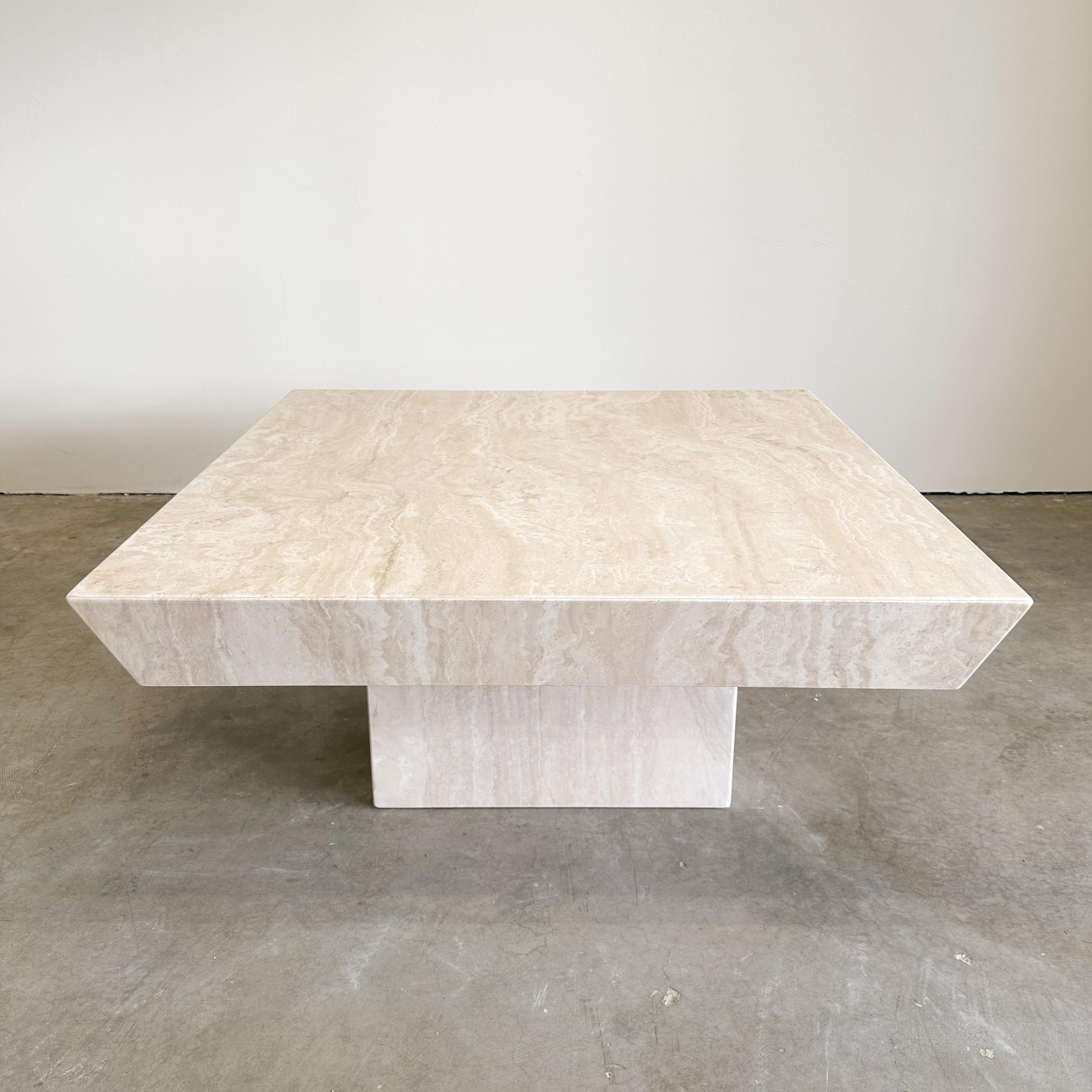 Inconnu Table basse carrée en pierre de travertin marbrée postmoderne MCM Retro Minimal en vente