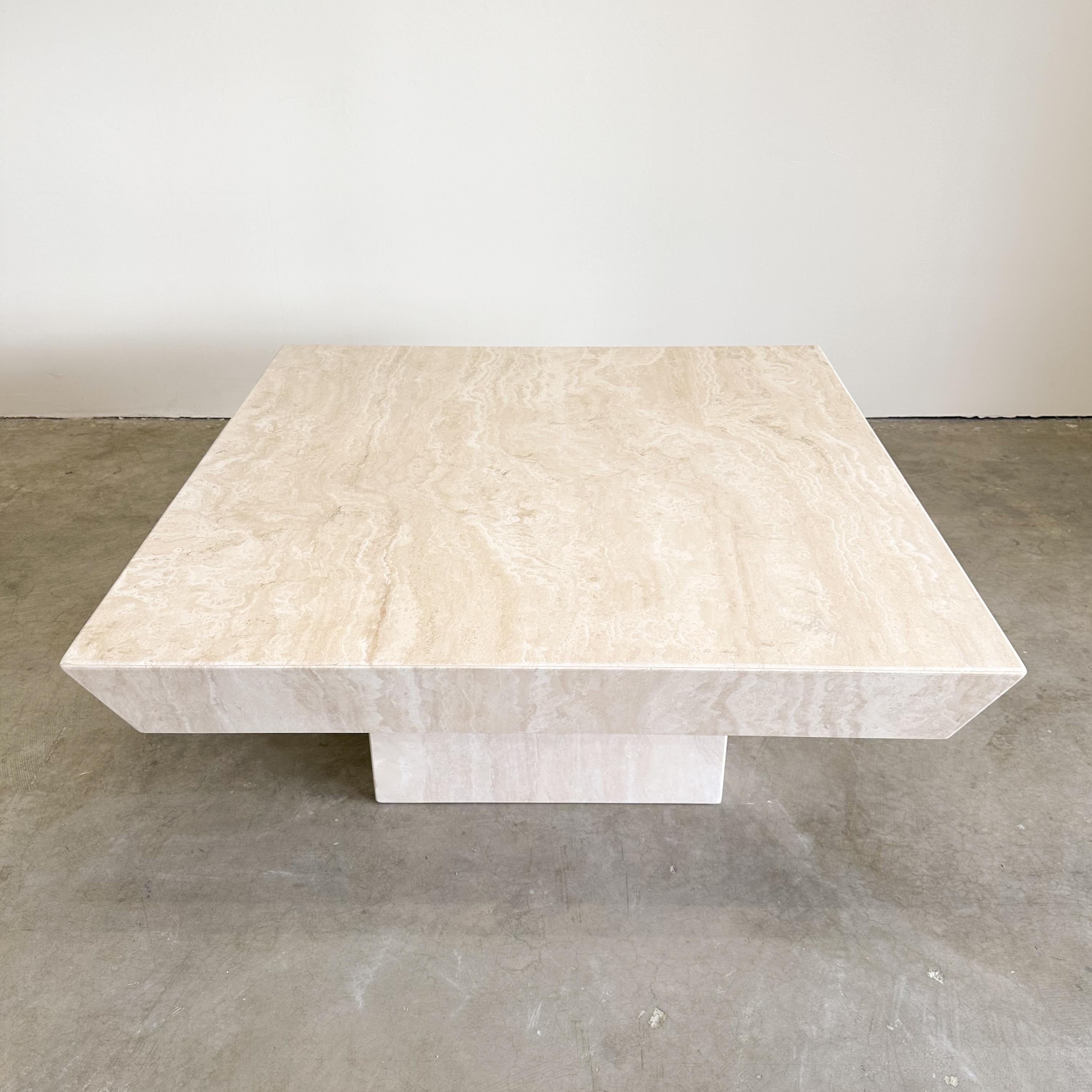 Table basse carrée en pierre de travertin marbrée postmoderne MCM Retro Minimal Bon état - En vente à Palm Desert, CA