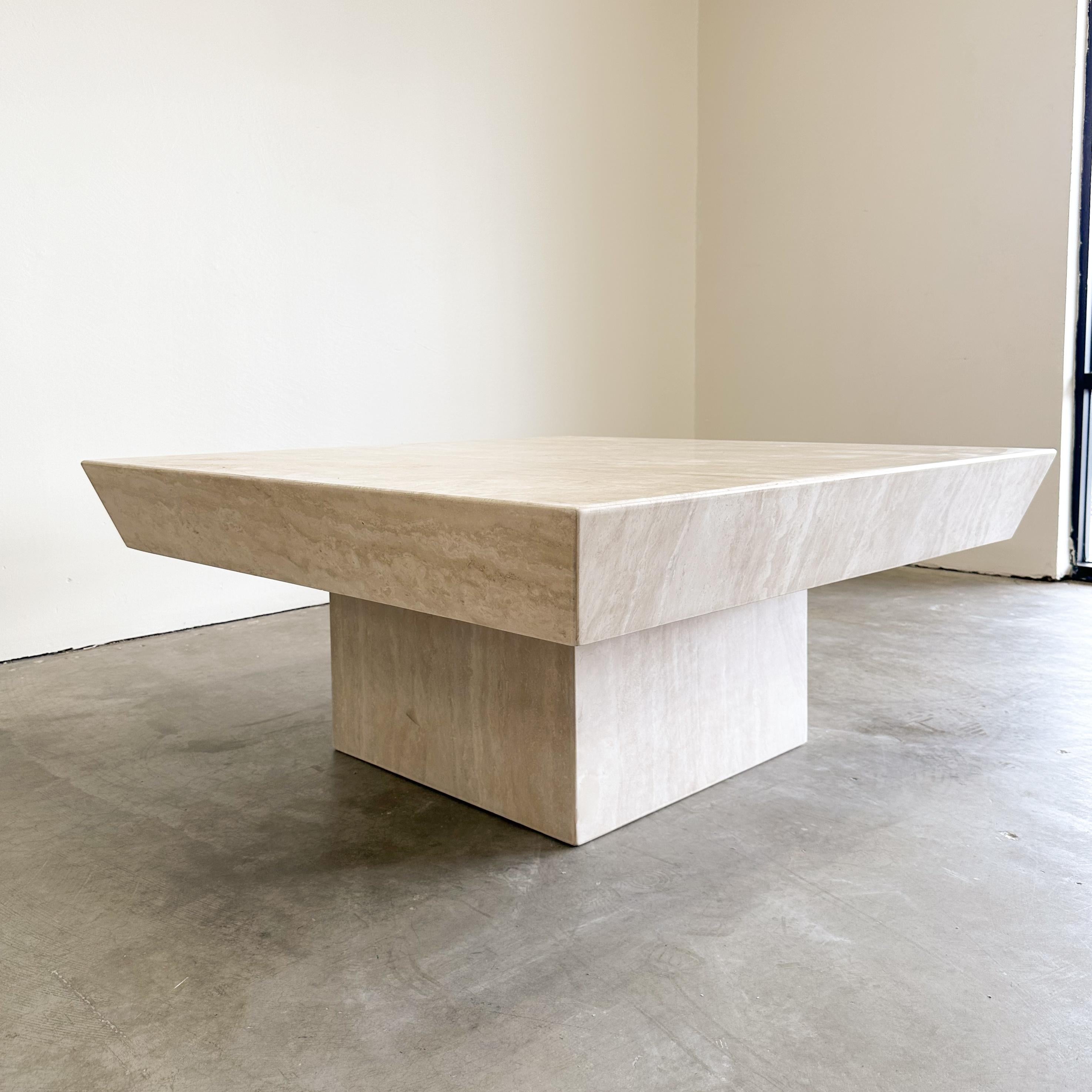 Fin du 20e siècle Table basse carrée en pierre de travertin marbrée postmoderne MCM Retro Minimal en vente