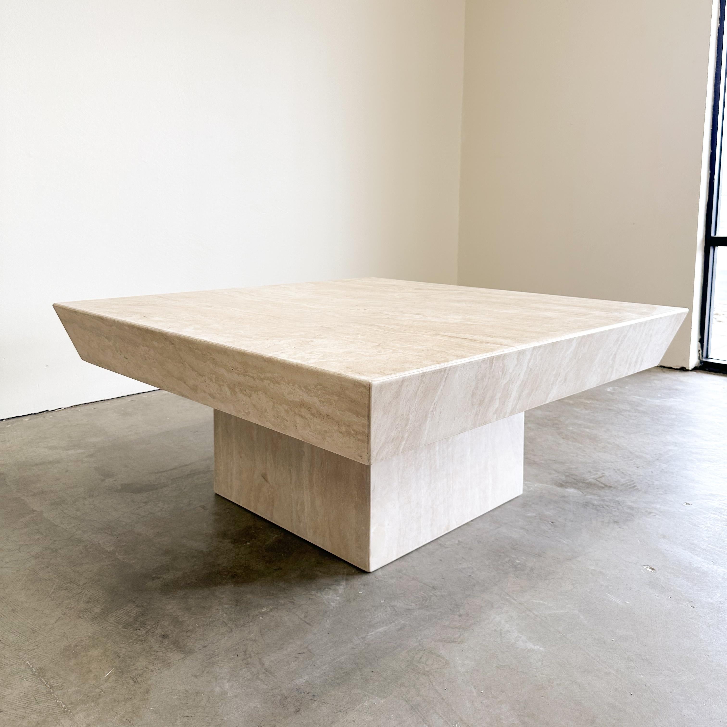 Travertin Table basse carrée en pierre de travertin marbrée postmoderne MCM Retro Minimal en vente