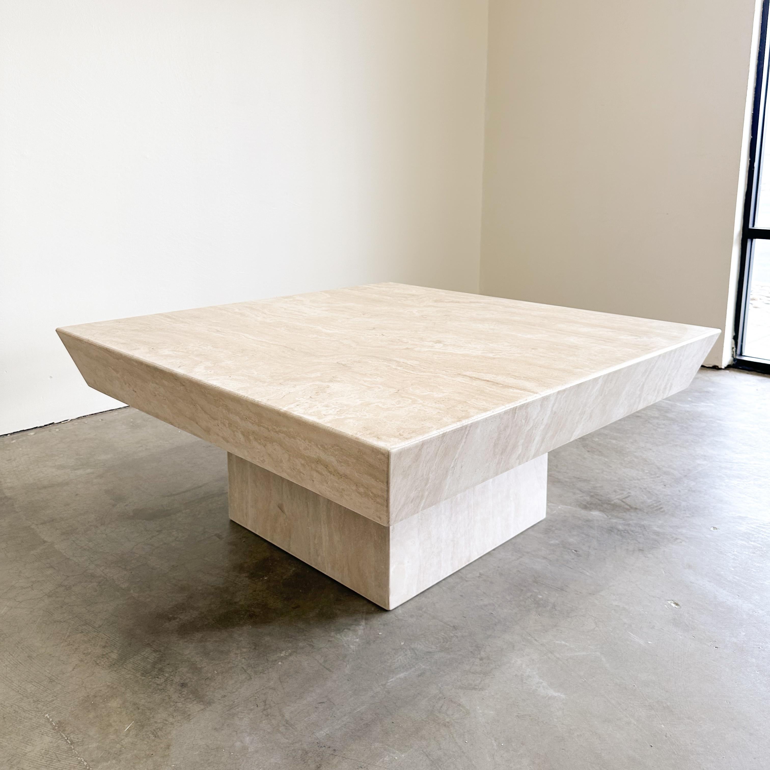 Table basse carrée en pierre de travertin marbrée postmoderne MCM Retro Minimal en vente 1