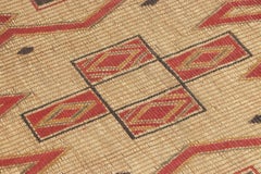 Tapis touareg vintage carré à motifs géométriques tribaux rouges et beiges