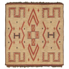 Tapis touareg vintage carré à motifs géométriques tribaux rouges et beiges