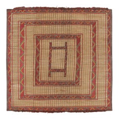 Vintage Square Tuareg Mat in Red and Green Tribal Geometric Patterns (tapis touareg carré vintage à motifs géométriques tribaux rouges et verts)