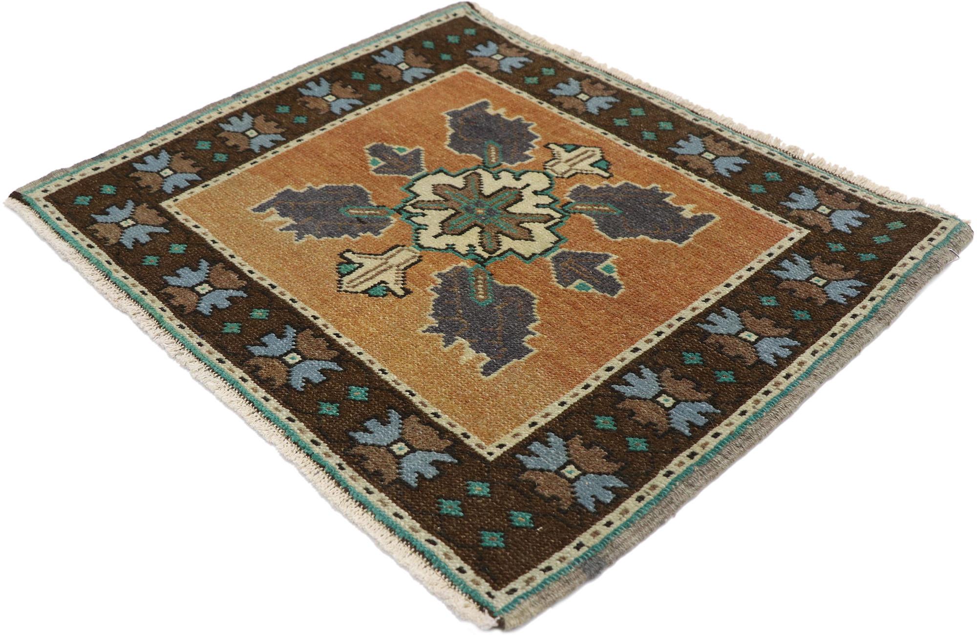 53647 Tapis Oushak turc vintage, 01'09 x 02'01. Ce tapis Oushak turc vintage en laine nouée à la main offre une esthétique étonnamment discrète mais élégamment détaillée qui s'intègre à presque tous les espaces grâce à son charme subtil et à sa