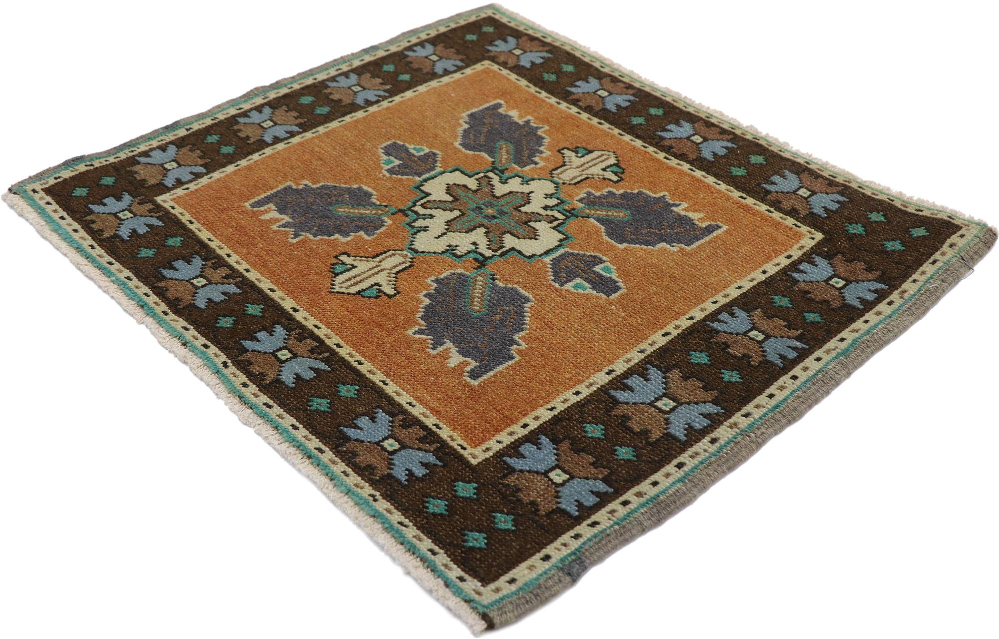 53644 Alfombra Turca Oushak Vintage, 01'10 x 02'01. Esta alfombra turca Oushak vintage, meticulosamente elaborada con lana anudada a mano, presenta un diseño elegantemente refinado y sutilmente llamativo que realza cualquier interior con su elegante