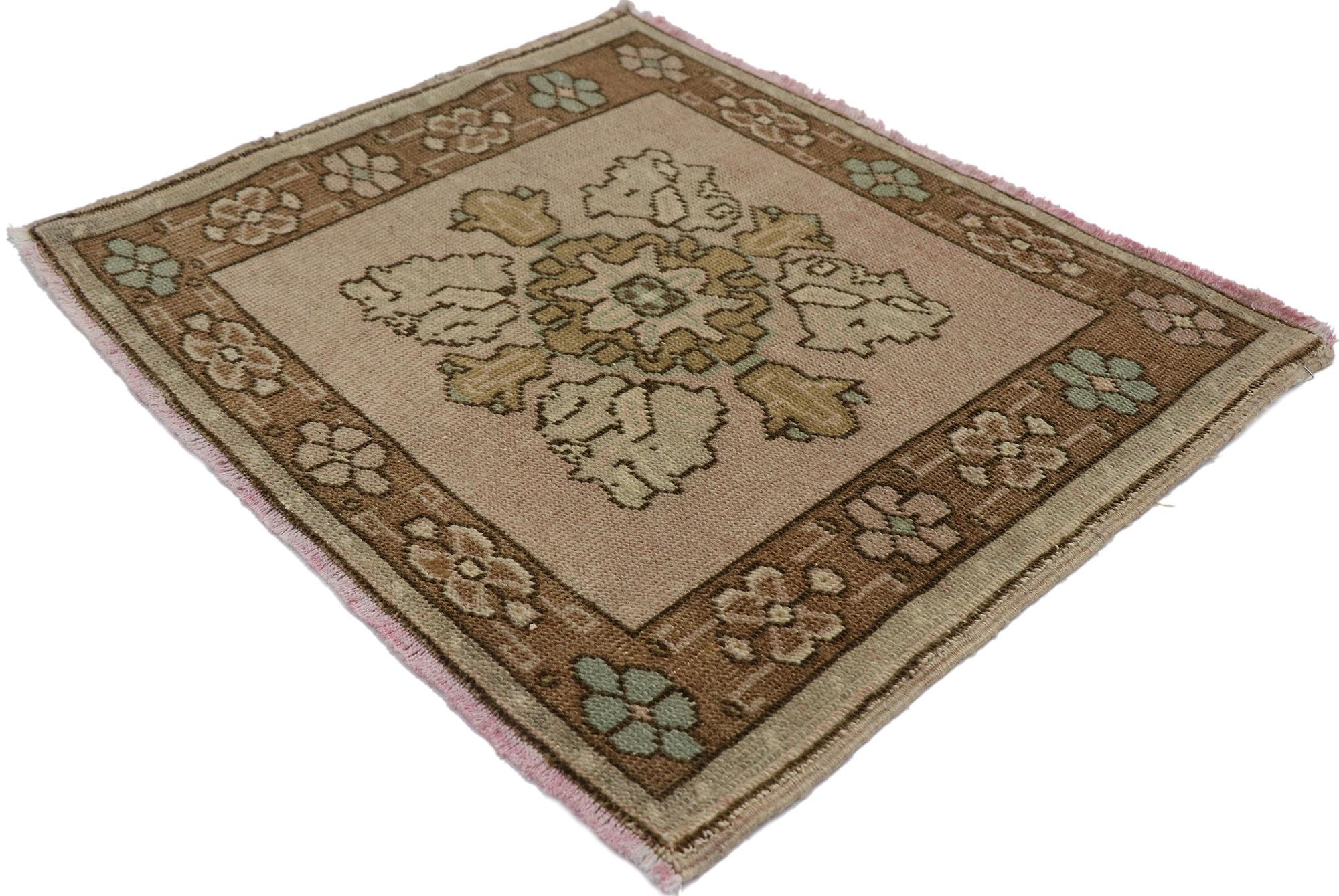 53646 Quadratischer türkischer Oushak-Teppich Vintage, 01'11 x 02'04. Dieser türkische Oushak-Teppich im Vintage-Stil, der von Hand aus feiner Wolle gewebt wurde, strahlt eine raffinierte Eleganz und einen unaufdringlichen Charme aus, die ihn zu