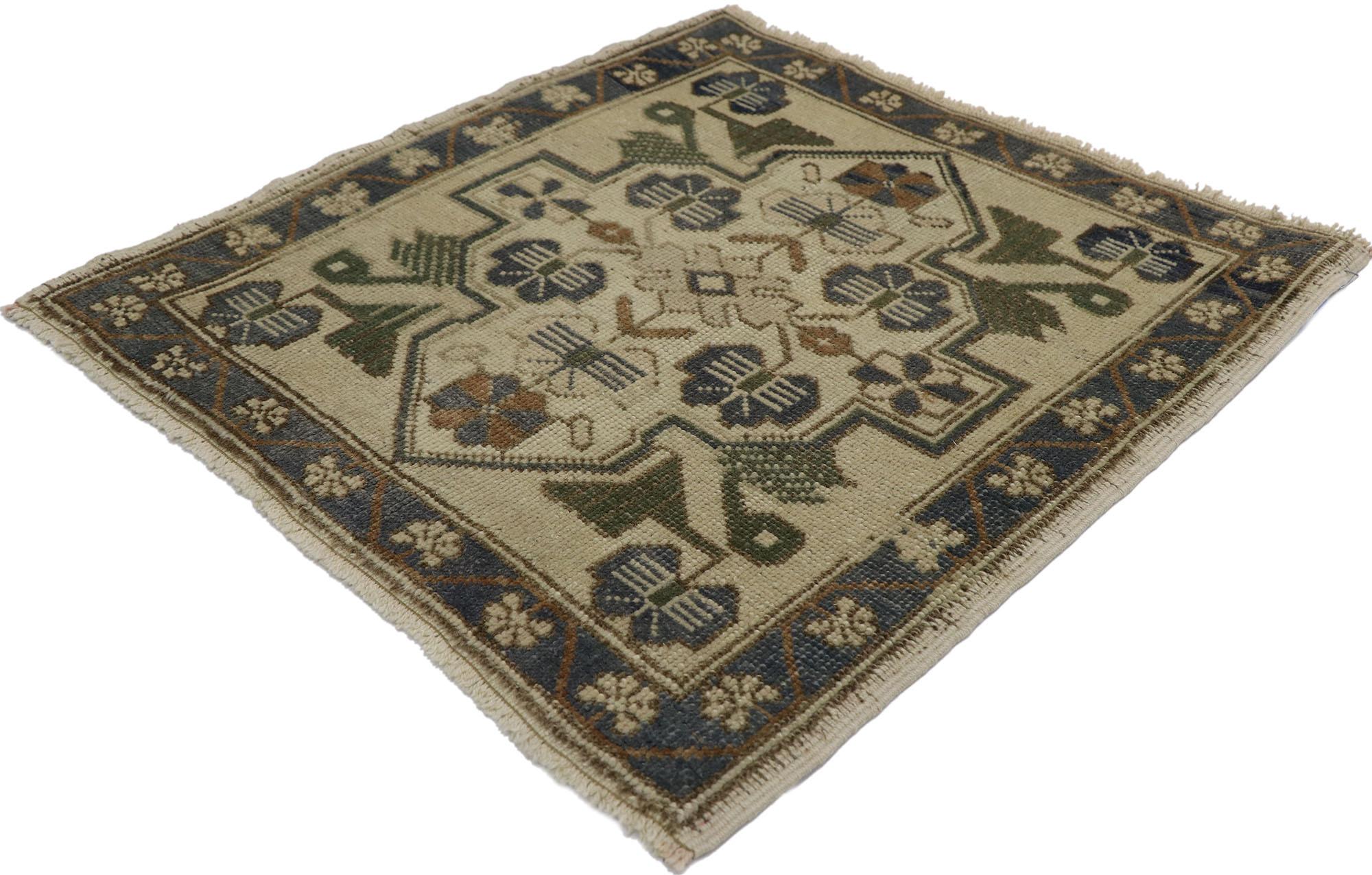 53645 Quadratischer türkischer Oushak-Teppich Vintage, 02'02 x 02'02. Dieser handgeknüpfte türkische Oushak-Teppich im Vintage-Stil zeigt eine raffinierte geometrische Symmetrie mit einem reichen Tableau des kulturellen Erbes. Das zentrale