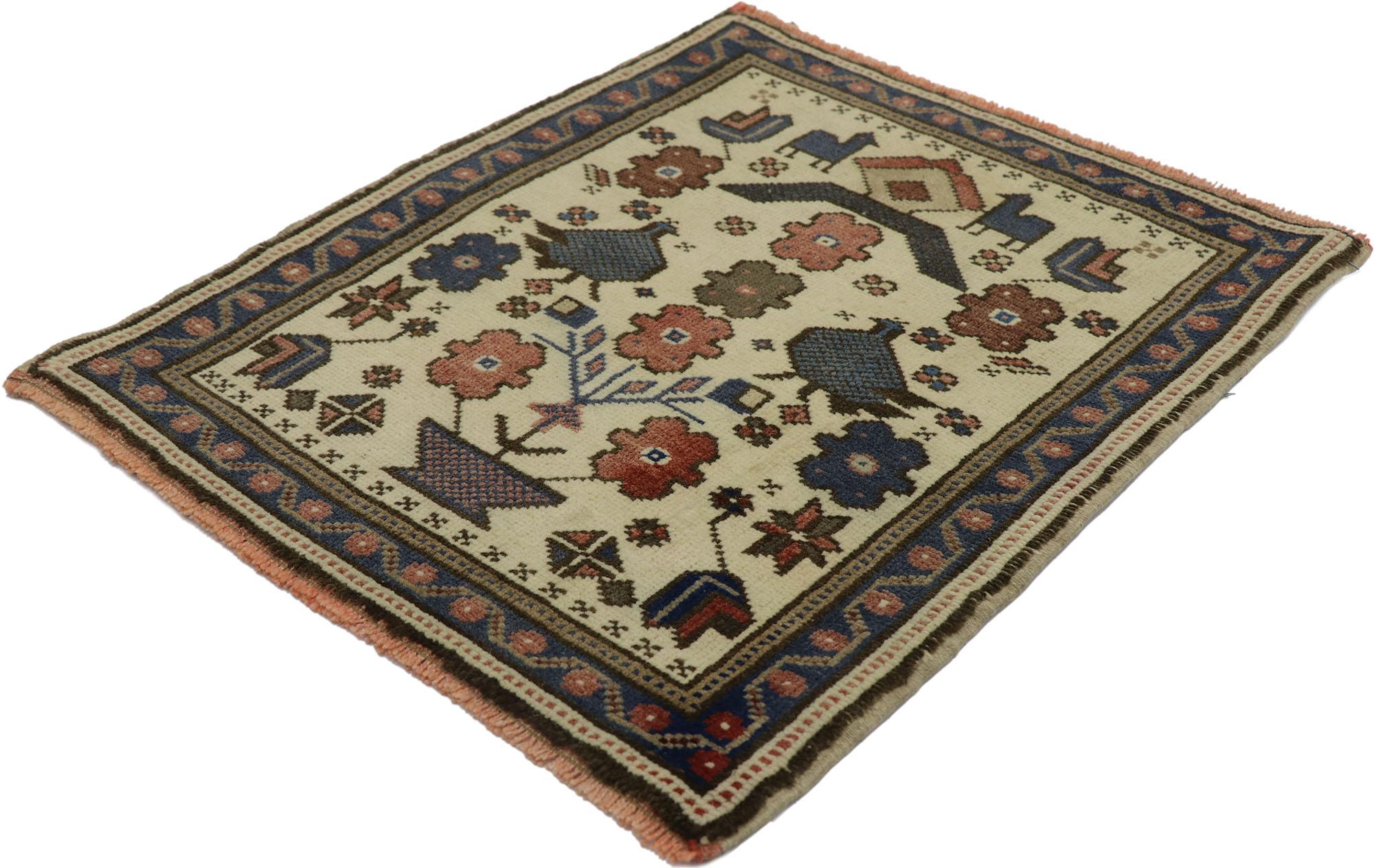 53642 Quadratischer türkischer Oushak-Teppich Vintage, 01'09 x 02'00. Dieser handgeknüpfte türkische Oushak-Teppich aus Wolle im Vintage-Stil verkörpert die Essenz des biophilen Designs, indem er natürliche Elemente mit handwerklichem Können