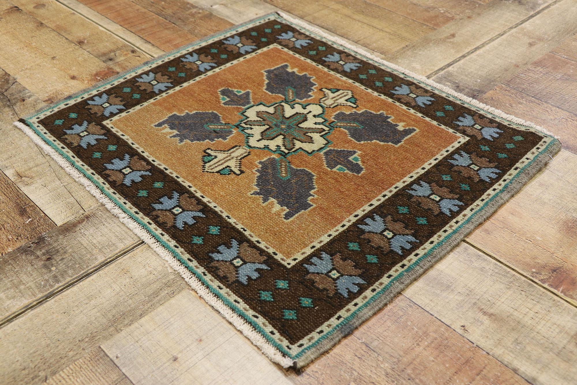 20ième siècle Tapis Oushak turc carré vintage en vente