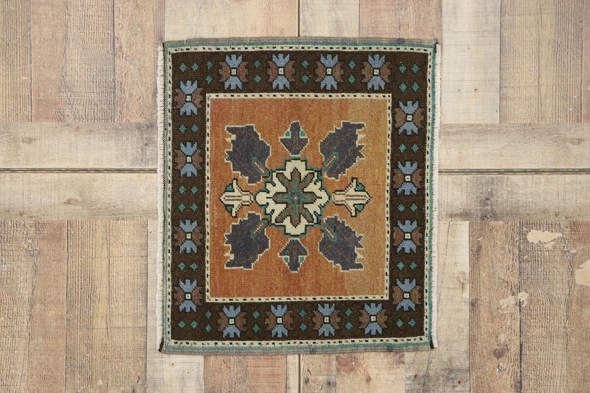 Tapis Oushak turc carré vintage en vente 1