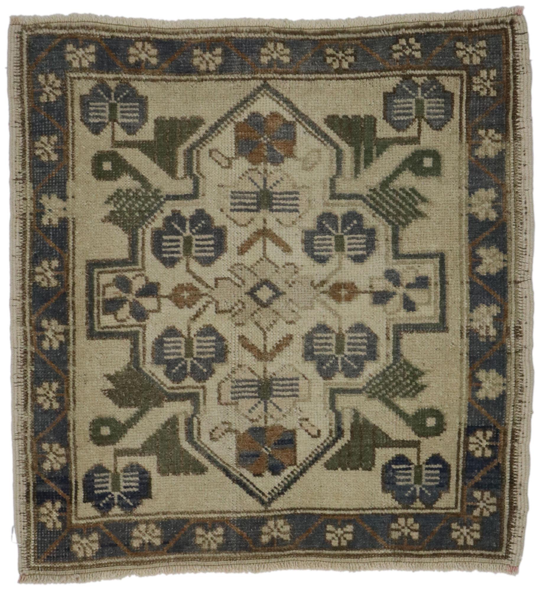 Türkischer Oushak-Teppich, quadratisch im Angebot 3