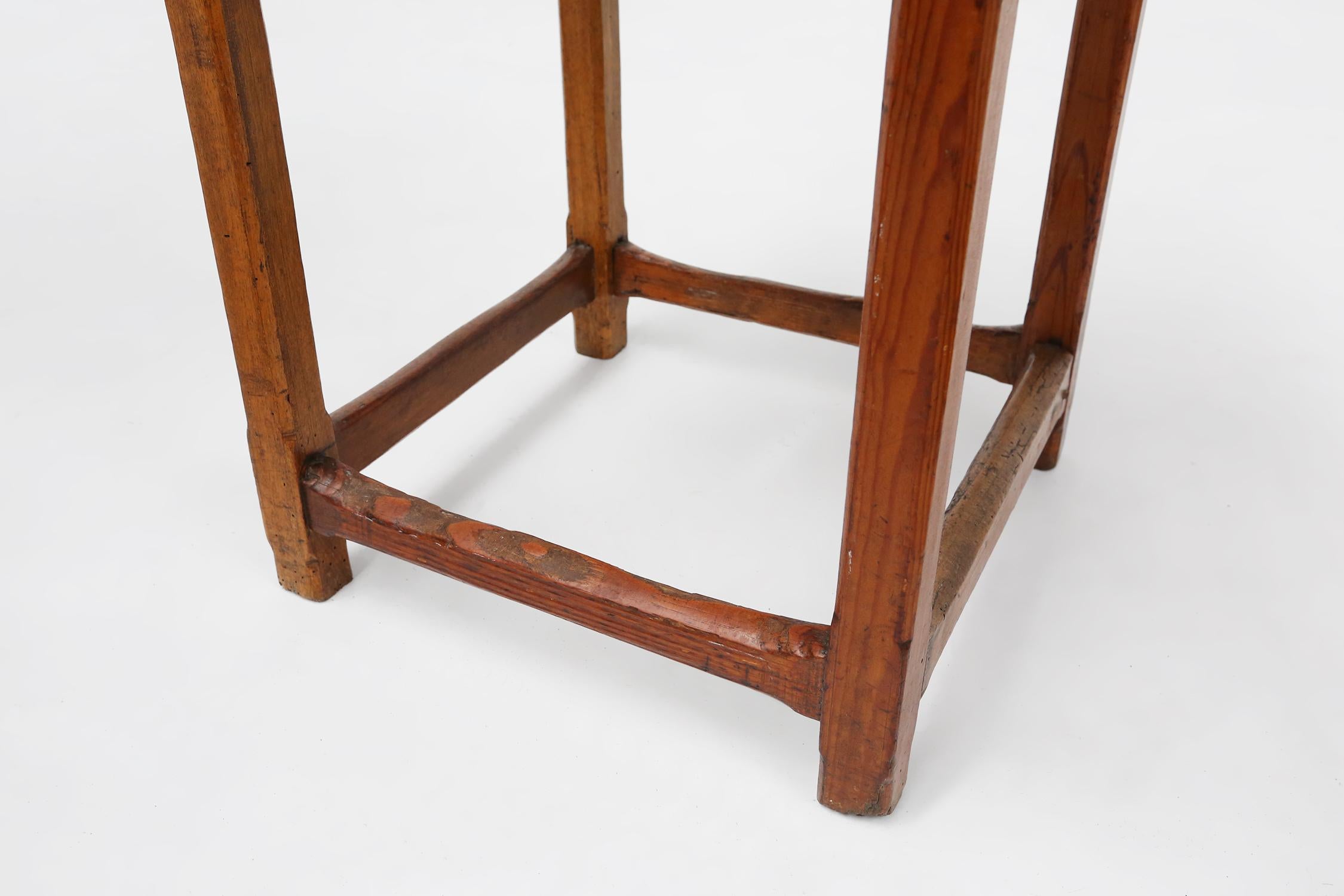 Sgabello quadrato in legno d'epoca con maniglia, Belgio, 1920 ca. in vendita 3