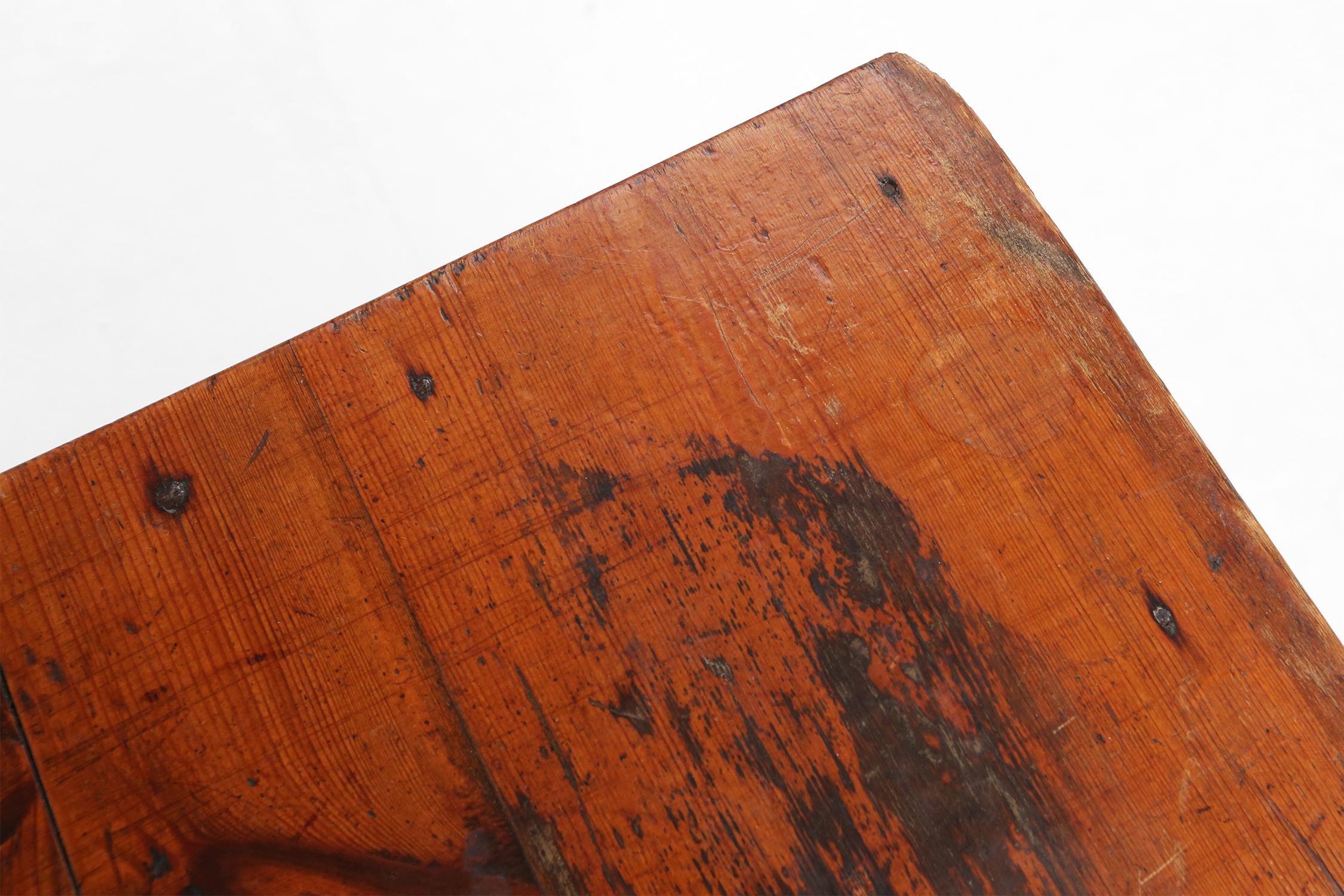 Sgabello quadrato in legno d'epoca con maniglia, Belgio, 1920 ca. in vendita 4