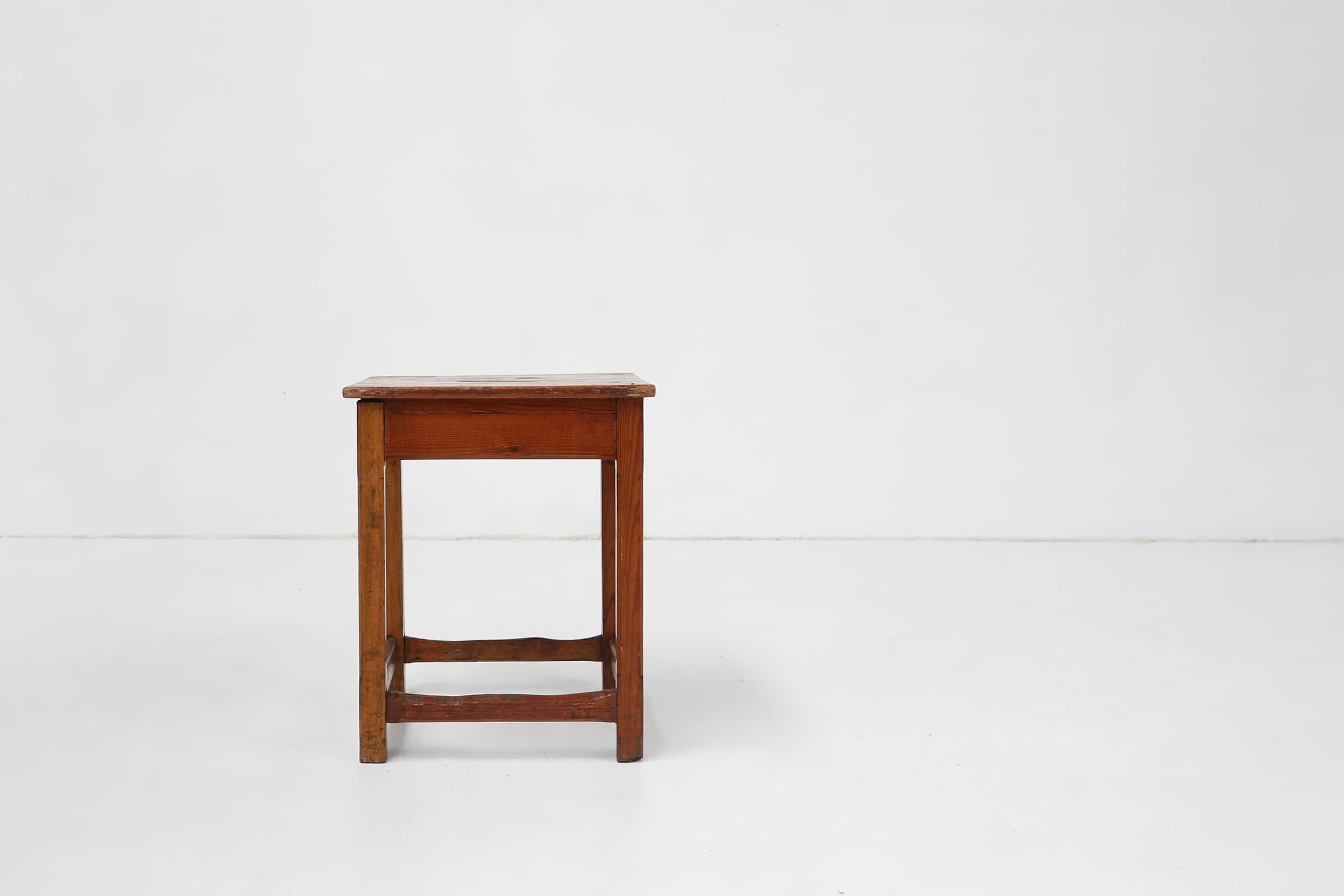 Industriale Sgabello quadrato in legno d'epoca con maniglia, Belgio, 1920 ca. in vendita