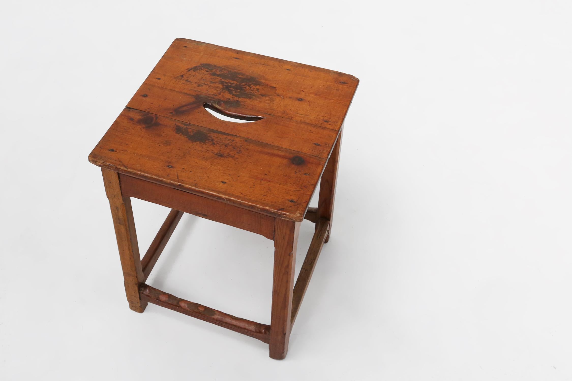 Sgabello quadrato in legno d'epoca con maniglia, Belgio, 1920 ca. In condizioni buone in vendita a Meulebeke, BE