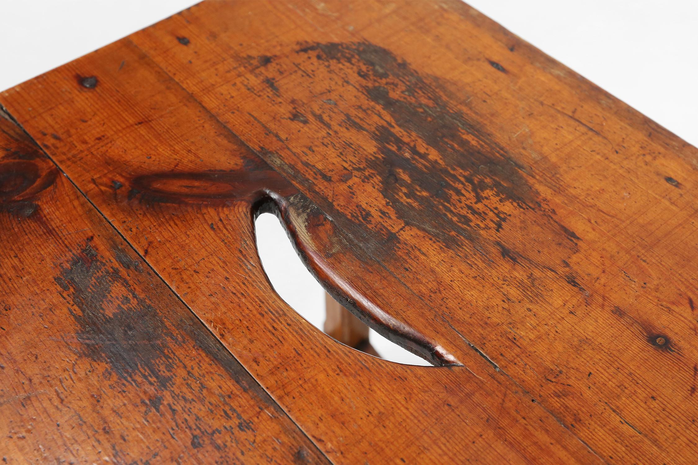 Legno Sgabello quadrato in legno d'epoca con maniglia, Belgio, 1920 ca. in vendita