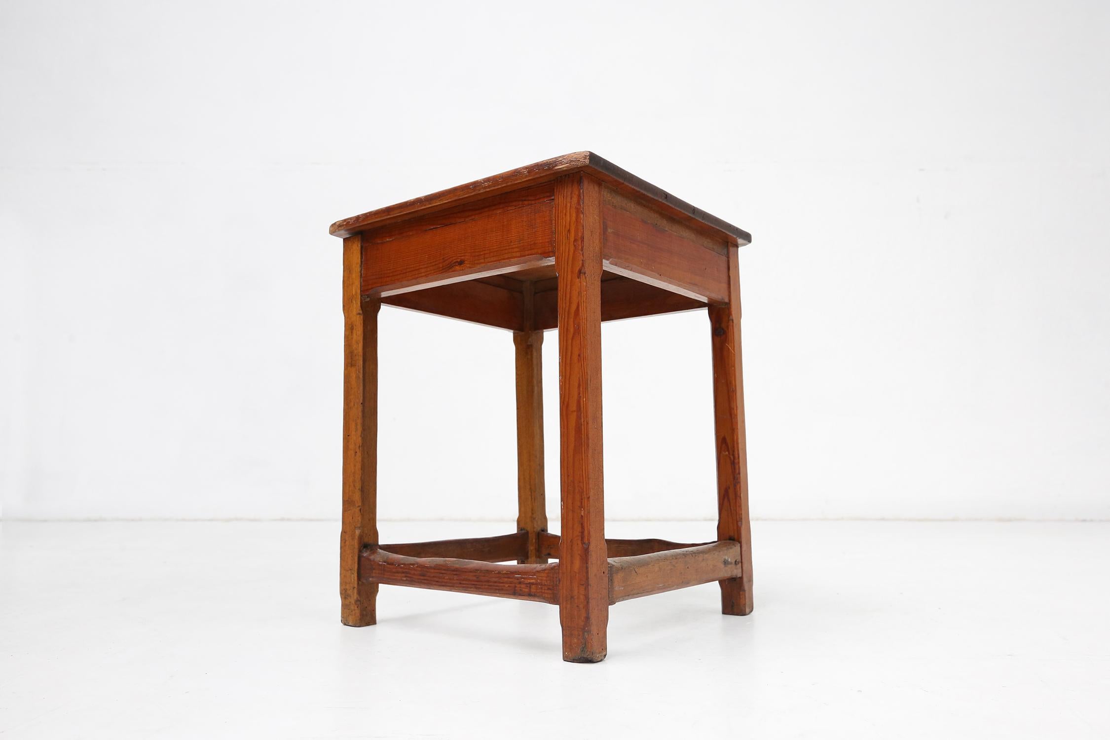 Sgabello quadrato in legno d'epoca con maniglia, Belgio, 1920 ca. in vendita 1
