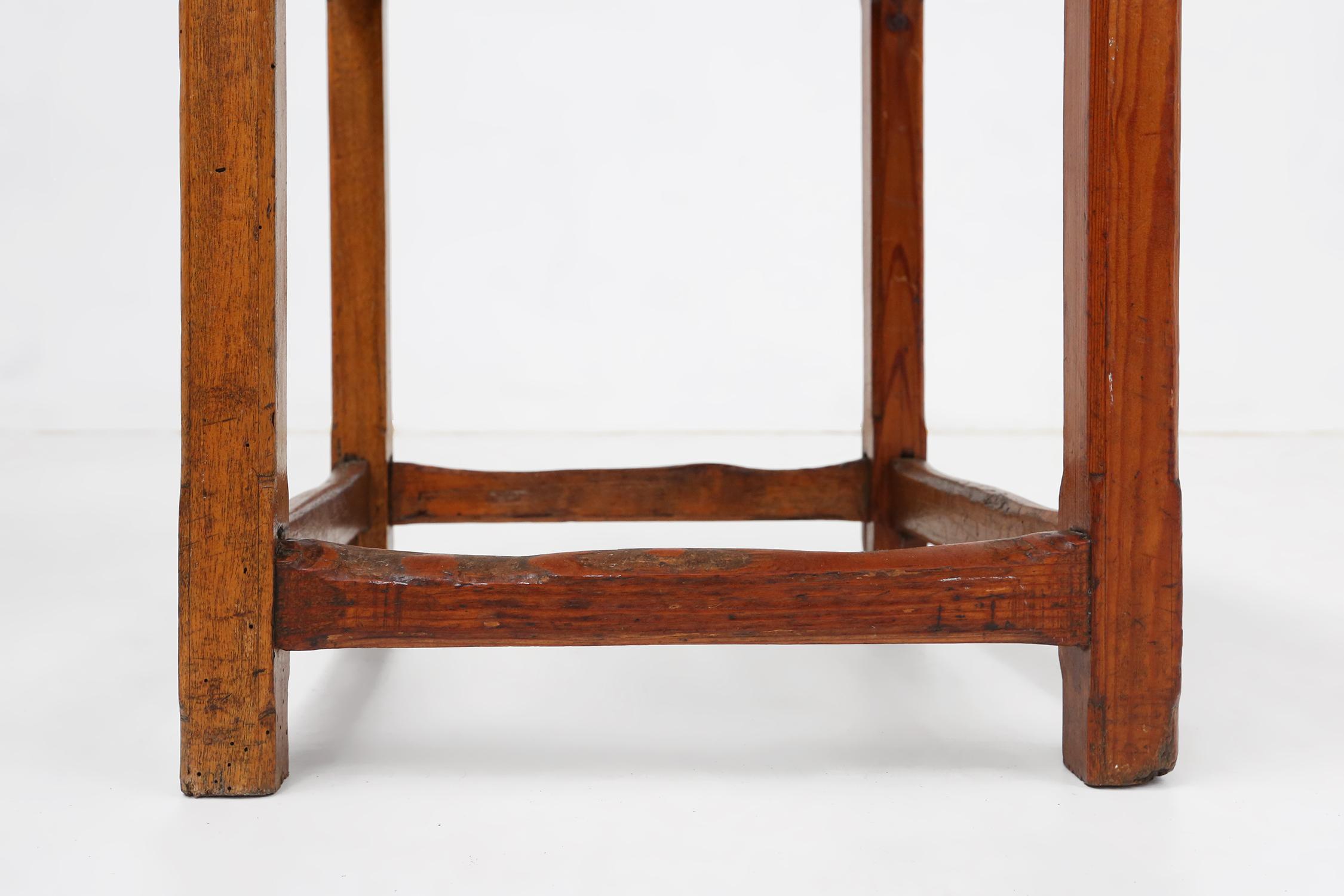 Sgabello quadrato in legno d'epoca con maniglia, Belgio, 1920 ca. in vendita 2