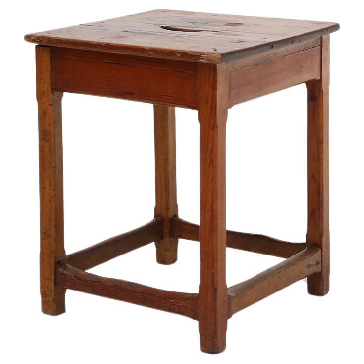 Taburete vintage cuadrado de madera con asa, Bélgica ca. 1920
