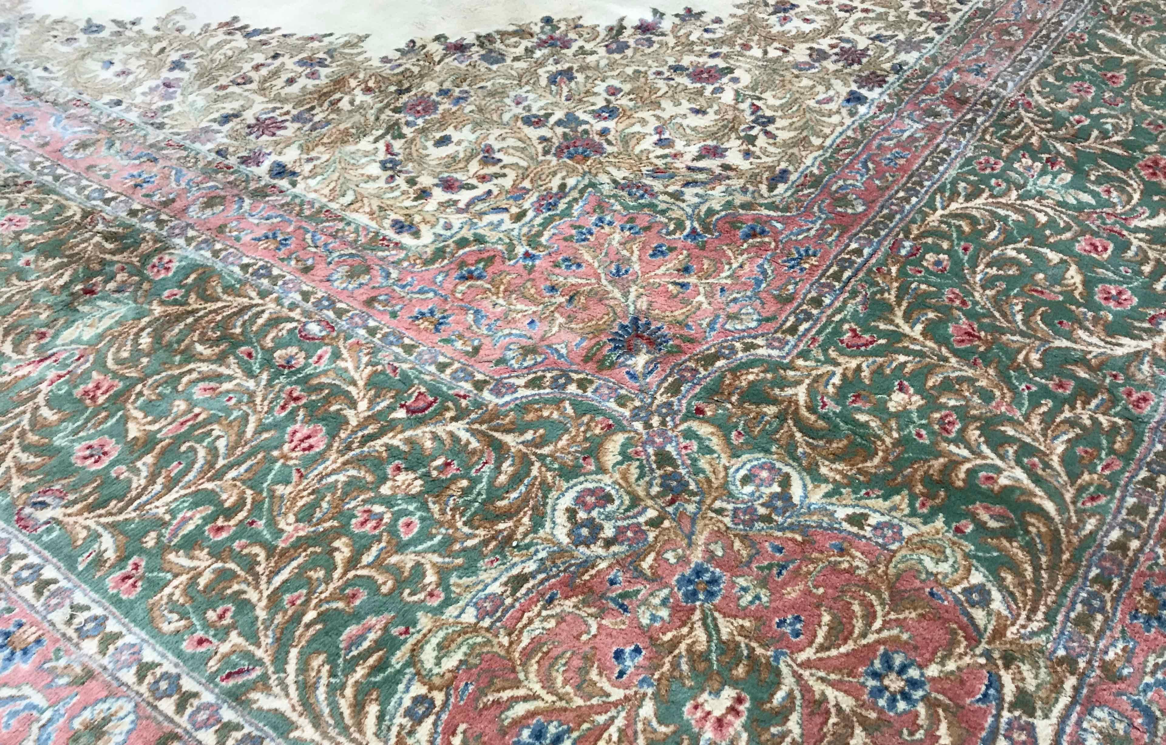 Viereckiger persischer Kerman-Teppich, um 1940. Ein schwer zu finden quadratische Größe dieser Kerman hat eine leichte und luftige Gefühl, es mit dem Elfenbein Grenze und weichen Farben des Medaillons und Grenzen wird eine wunderbare Kulisse für
