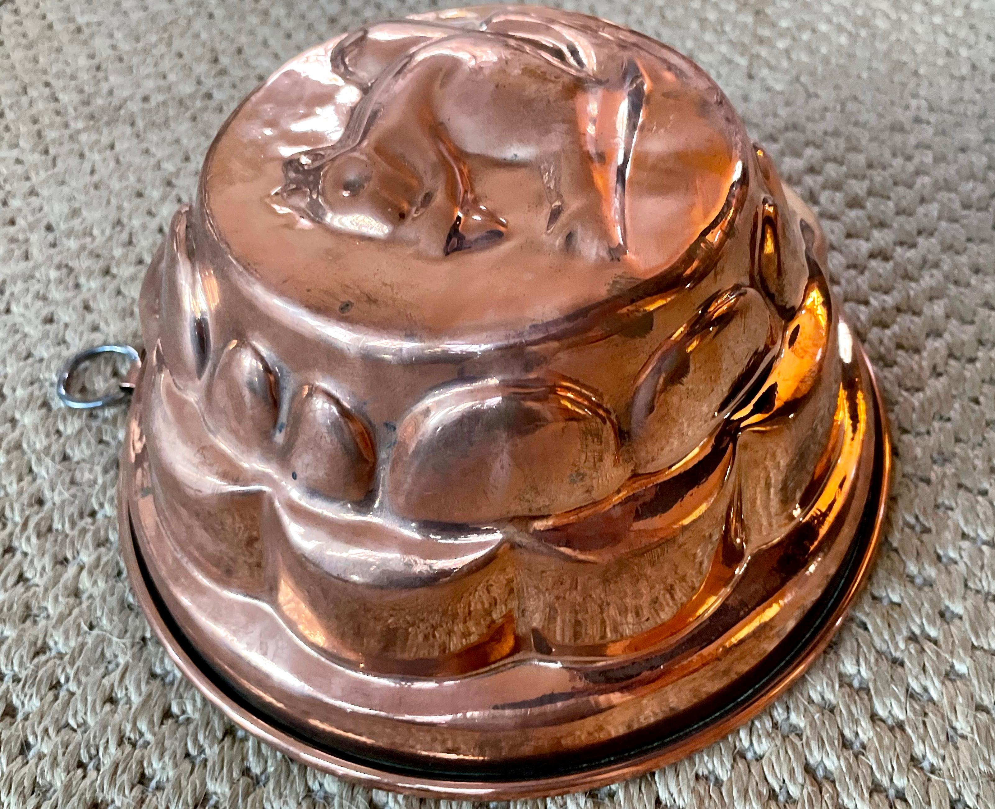 Vintage squirrel copper mould. Circular dome paneled mould with squirrel and acorn top. France, twentieth century. 
Dimensions: 9”diameter x 4.5