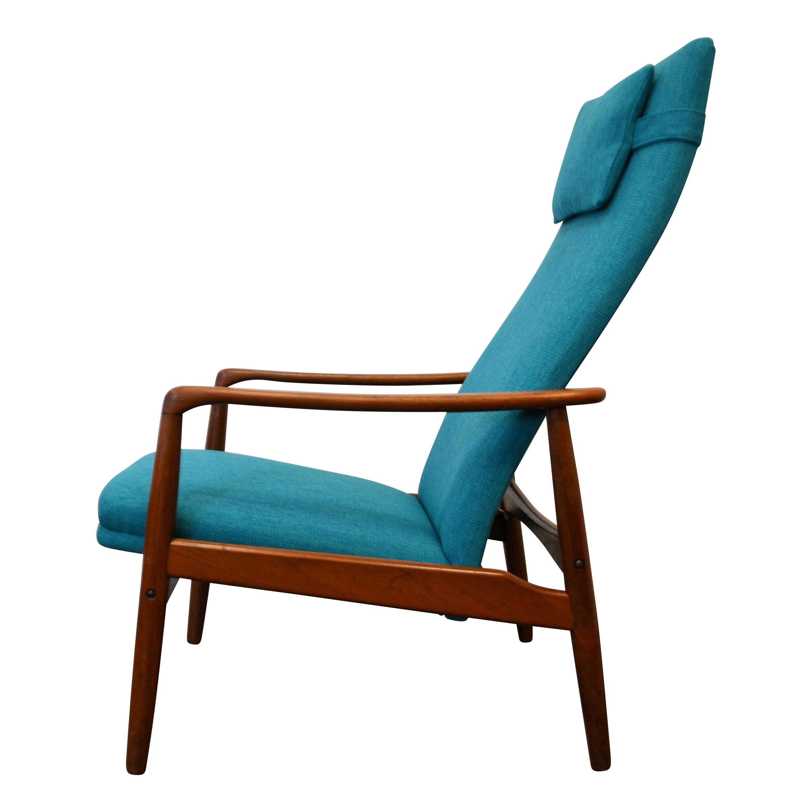 Stylish vintage Danish modern easy chair designed by Søren Ladefoged for Danish manufacturer SL Møbler. This comfortable, solid teak chair features the typical midcentury Denmark organic design. The lounge chair has a new blue/green color