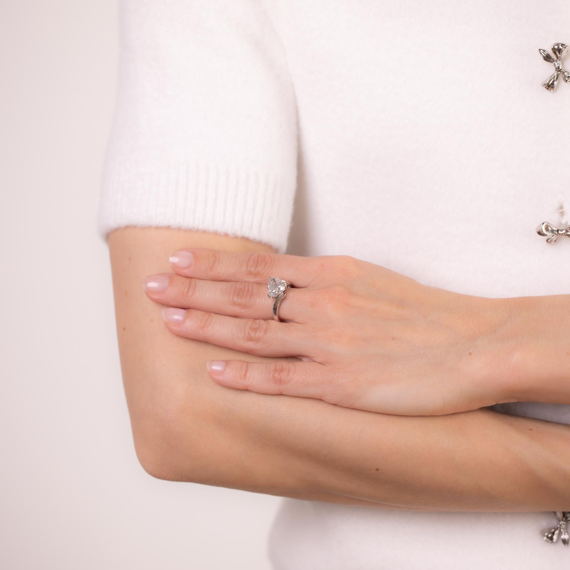 Dieser Vintage-Ring aus 18 Karat Weißgold präsentiert einen atemberaubenden, SSEF-zertifizierten Diamanten in Herzform mit Brillantschliff von 3,00 Karat, Farbe I, Reinheit I1. Ein romantisches und zeitloses Design, das Brillanz und Eleganz