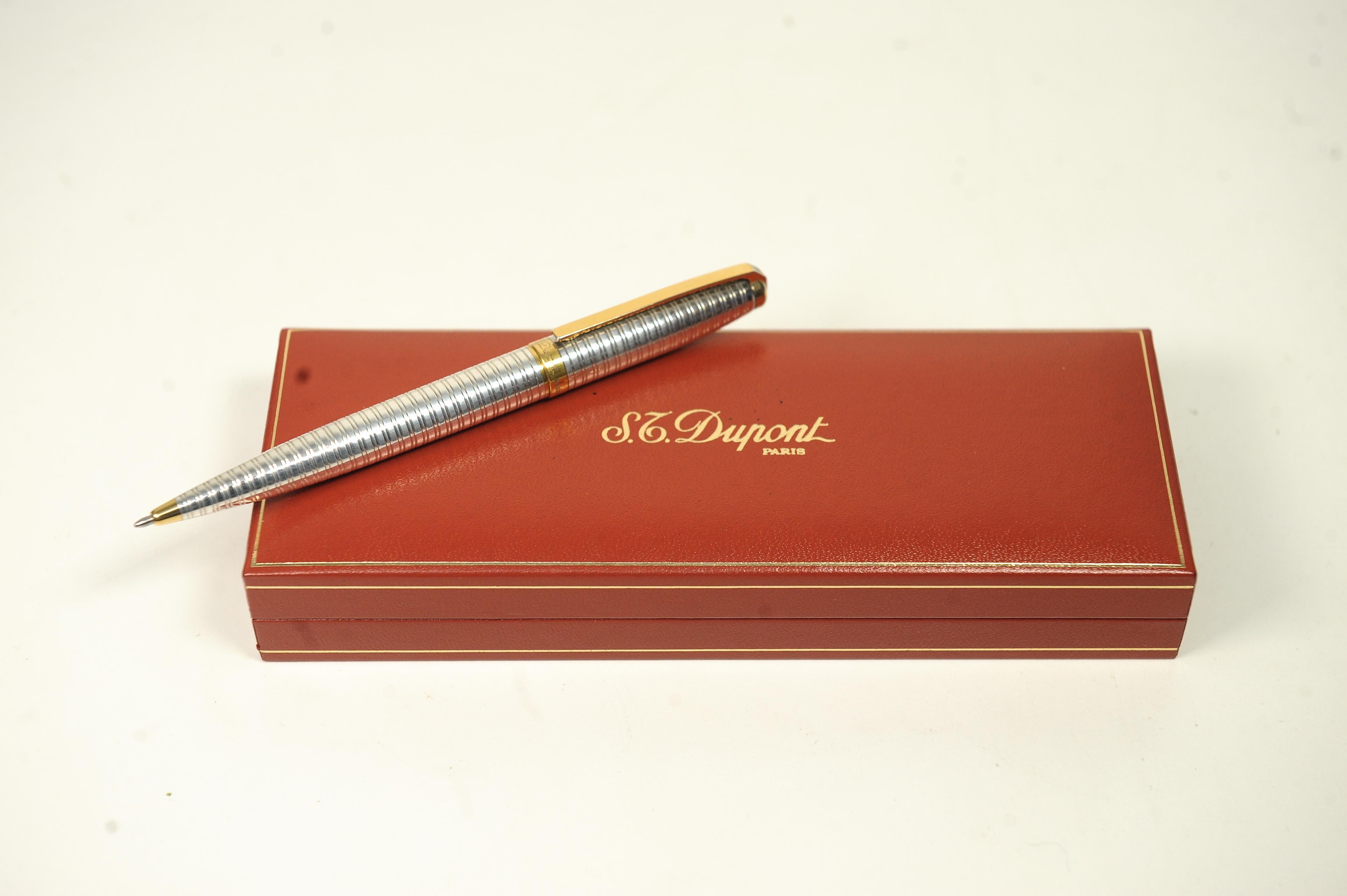 Vintage By S.T DuPont Fidélio gerippter zweifarbiger Kugelschreiber mit Original S.T DuPont Box und Papieren. 

Seriennr. L8EY25 Hergestellt in Frankreich


