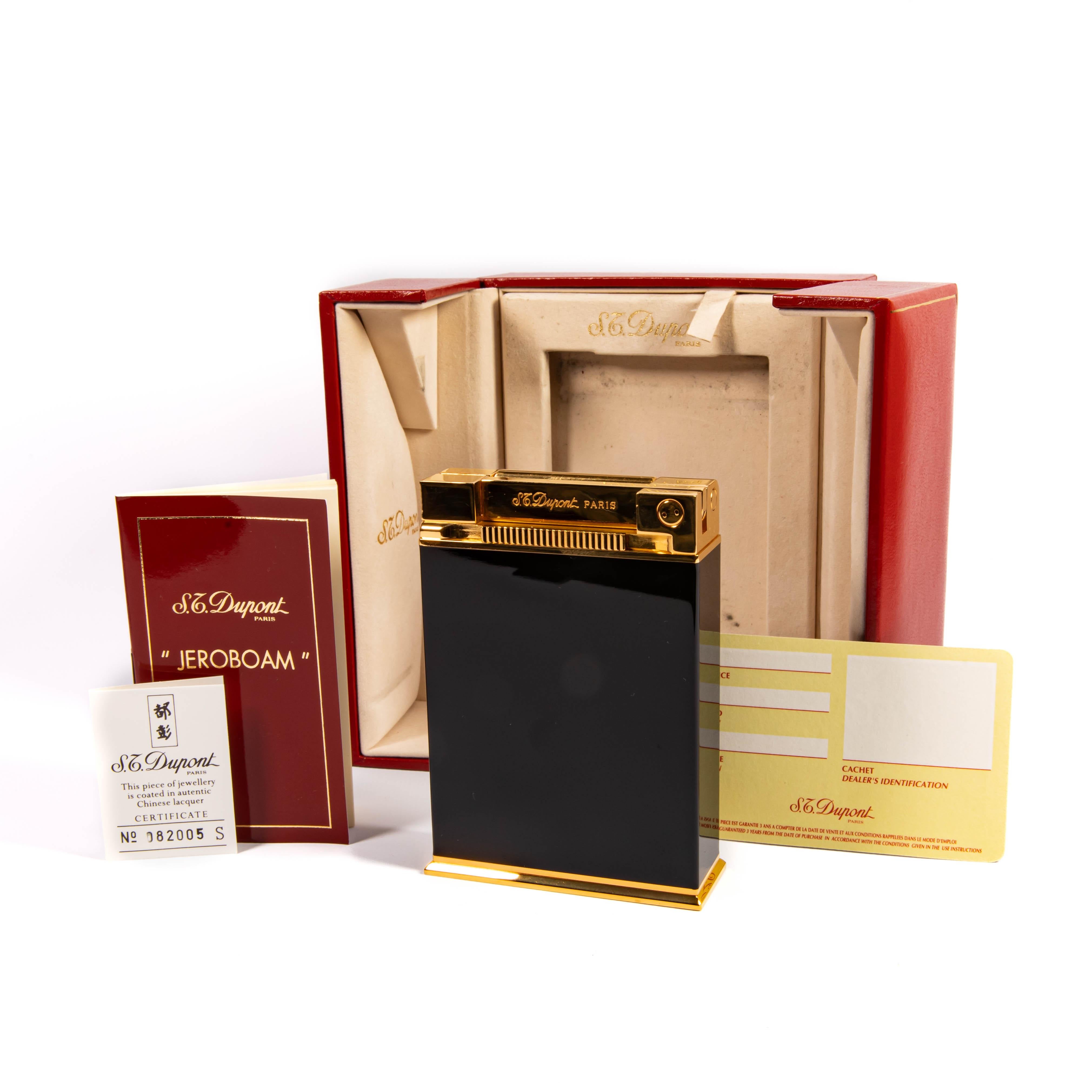 S.T. Dupont, reconnu pour son expertise et son excellence artistique, offre plus qu'une simple fonctionnalité dans ses créations. Reconnue comme un leader dans la fabrication de produits de luxe, la Maison imprègne chaque pièce d'une narration