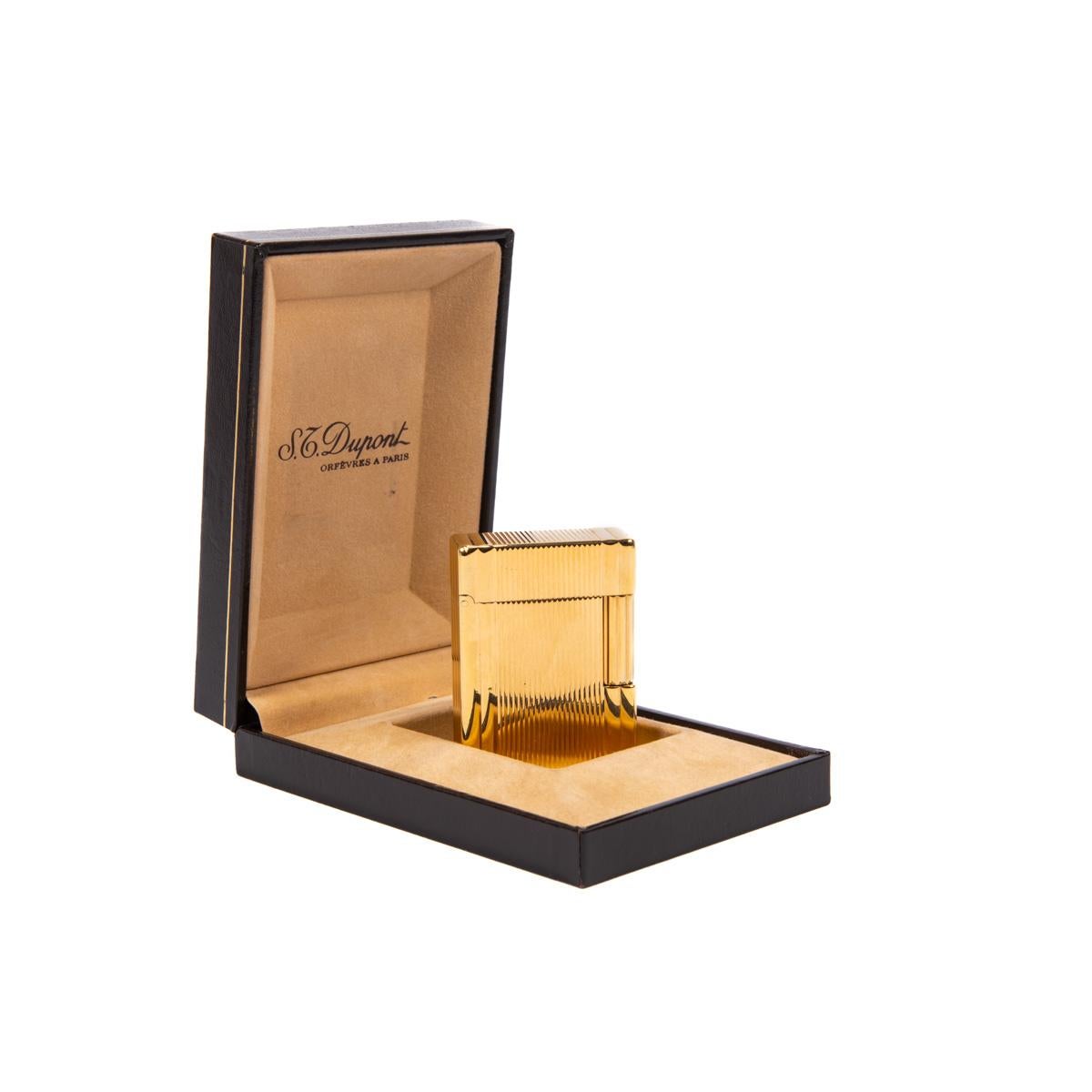 Vintage Gold Plated Small Linge 1 BR ST Dupont Lighter 1980s In Box

The iconic S.T. Dupont name is known for quality, well-made cigarette lighters and other luxury implements. The company’s origin can be traced to Simon Tissot-Dupont opening his