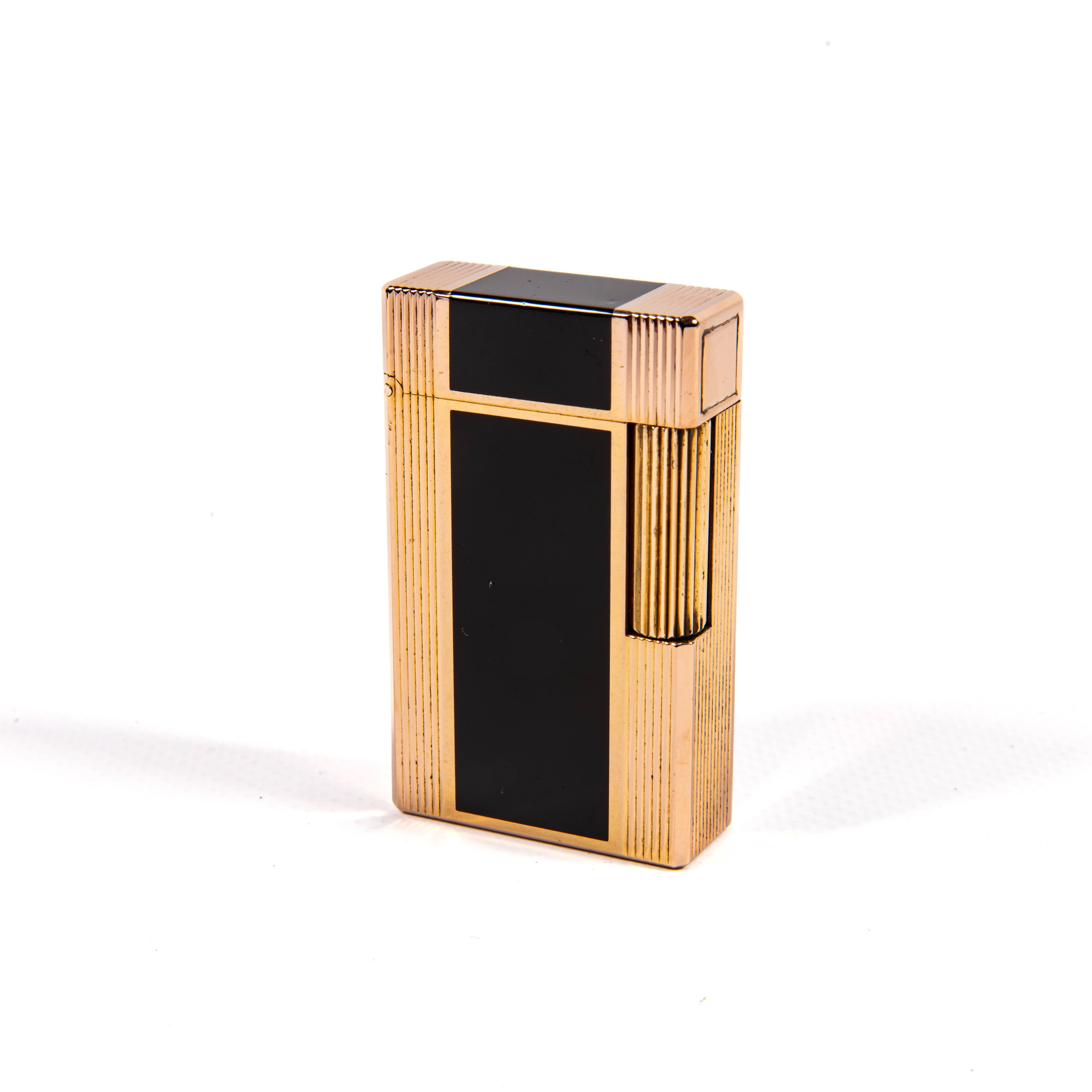 Réputés pour leur savoir-faire en matière d'accessoires de luxe, S.AT&T. Dupont est, depuis sa création, un symbole d'élégance raffinée. Avec un héritage profondément enraciné dans la précision et le style, chaque briquet fabriqué par Dupont reflète