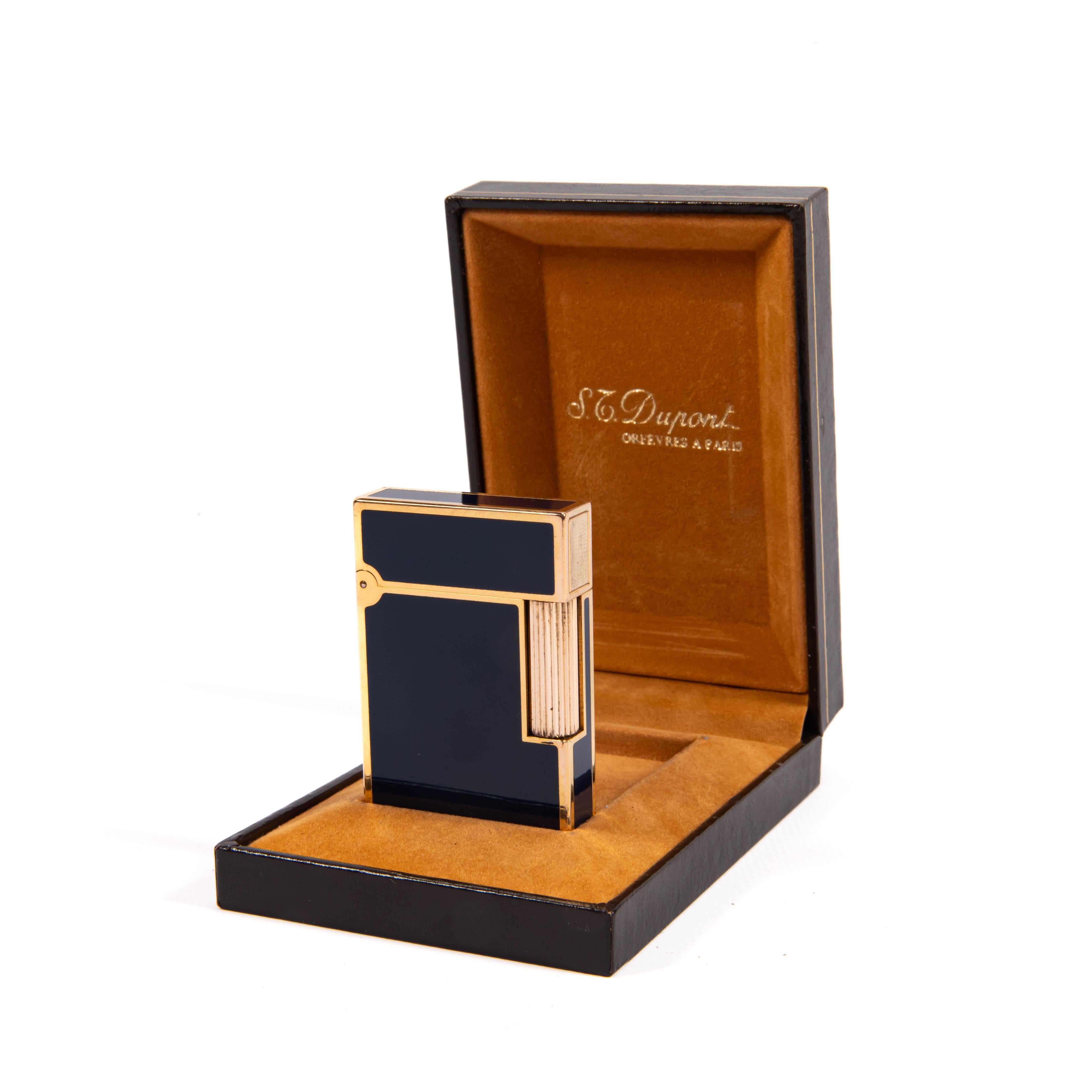 Depuis 1872, S.T. Dupont a créé de main de maître certains des briquets les plus prestigieux au monde, incarnant un mélange unique d'art français et d'excellence technique. Réputé pour sa qualité de fabrication irréprochable, chaque S.T. Dedic