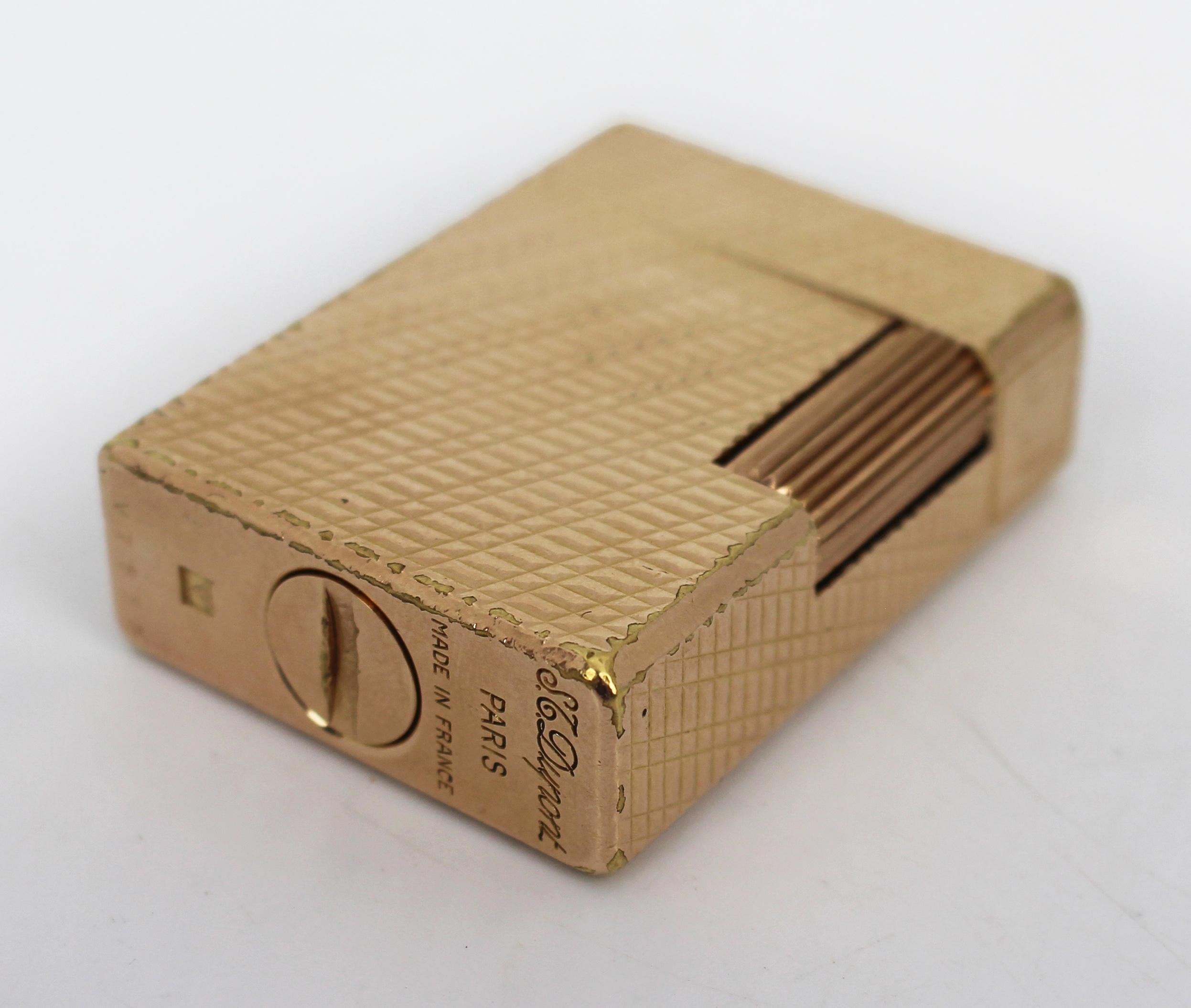 Vintage S.T. Dupont Paris Gold-Plated Ligne 1 Small Lighter, Monogrammed – Circa 1970s

A fine vintage S.T. Dupont Ligne 1 lighter in the small size, crafted in France and finished in a classic diamond-pattern gold plate. This iconic model features