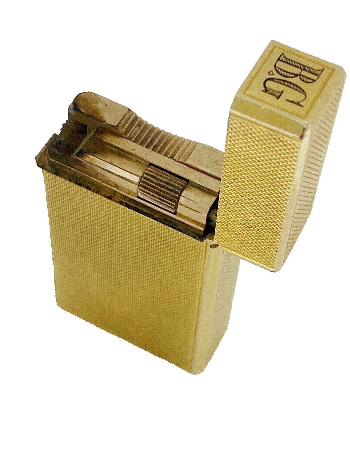 Fine & Rare Vintage c1980’s Dupont Line 1 / Ligne 1 Lighter, 
in textured gold-plated design 

Stamped “S.T. Dupont Paris, Made in France”, 
hallmarked & numbered to base 

Dimensions: 57mm x 35mm x 14mm 

in good condition 
in working order (needs