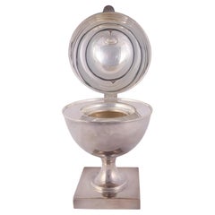 Servidor de caviar vintage St. James de forma ovoide con pedestal y chapa de plata